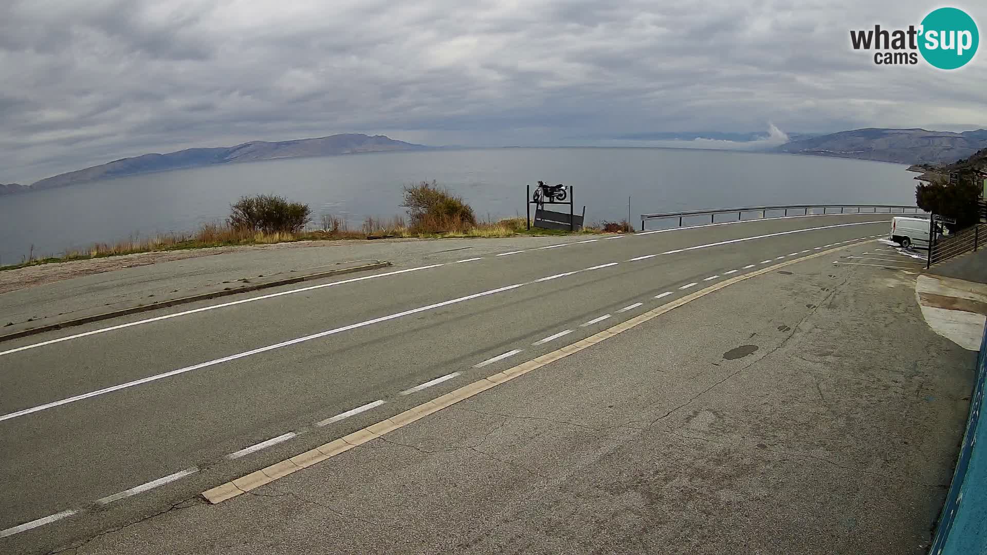 Kamera Jadranska Magistrala D8 pri SENJu – pogled na otok KRK