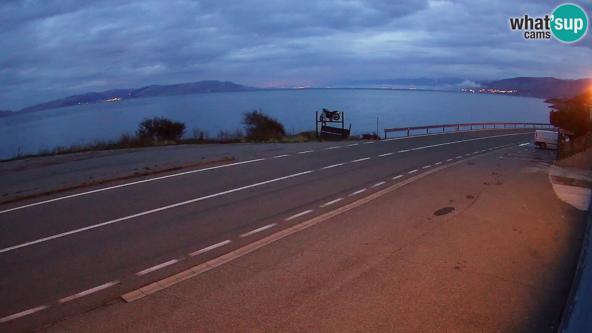 Kamera Jadranska Magistrala D8 pri SENJu – pogled na otok KRK