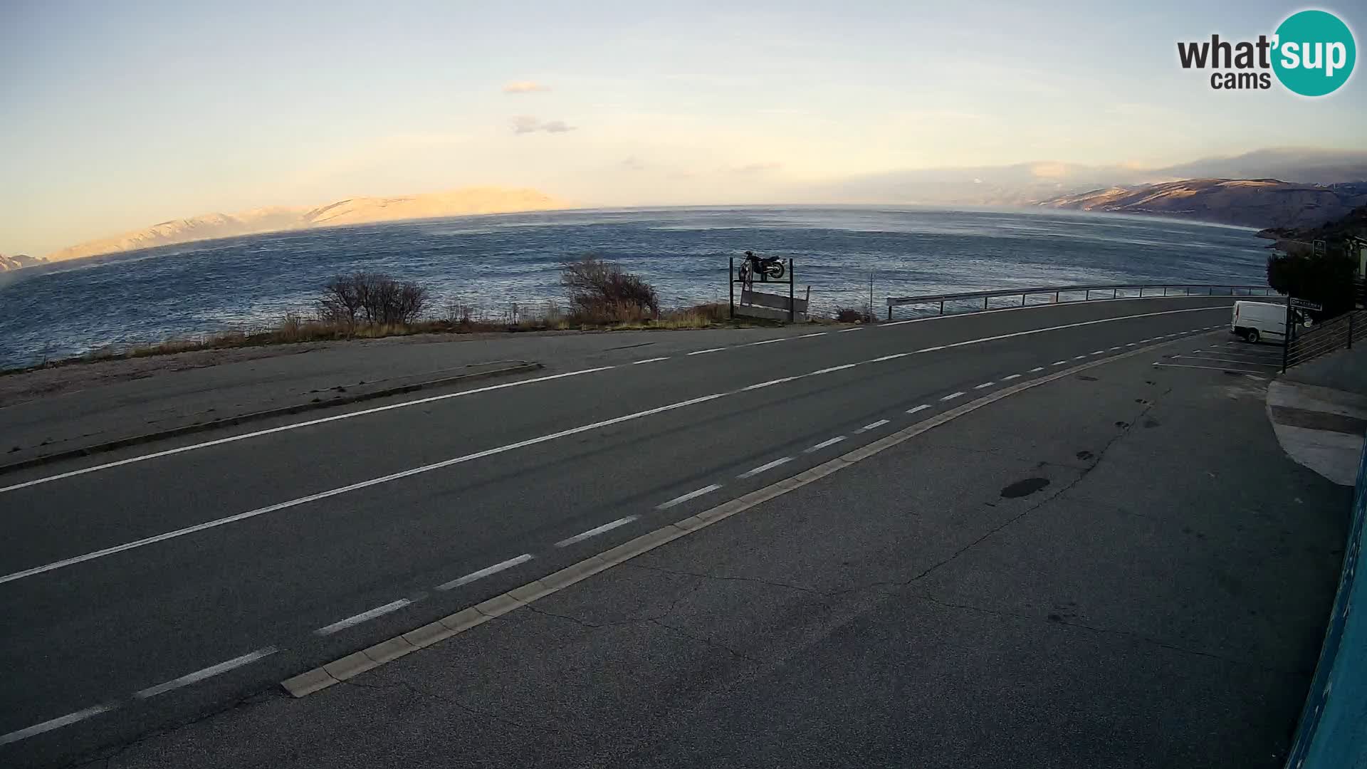 Kamera Jadranska Magistrala D8 pri SENJu – pogled na otok KRK