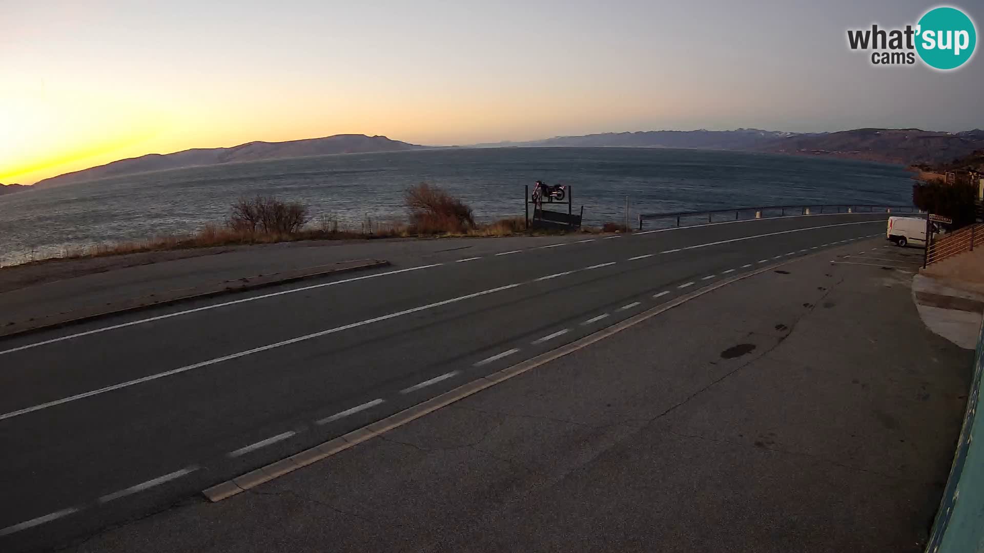 Kamera Jadranska Magistrala D8 pri SENJu – pogled na otok KRK