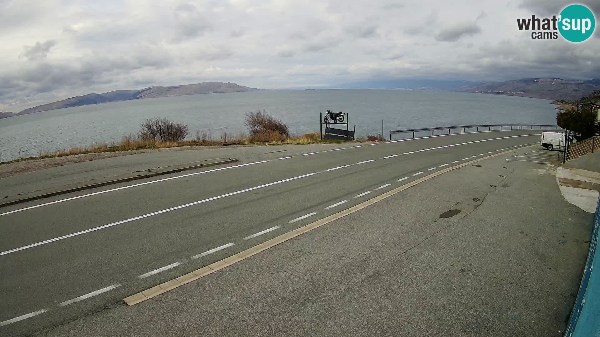 Kamera Jadranska Magistrala D8 pri SENJu – pogled na otok KRK