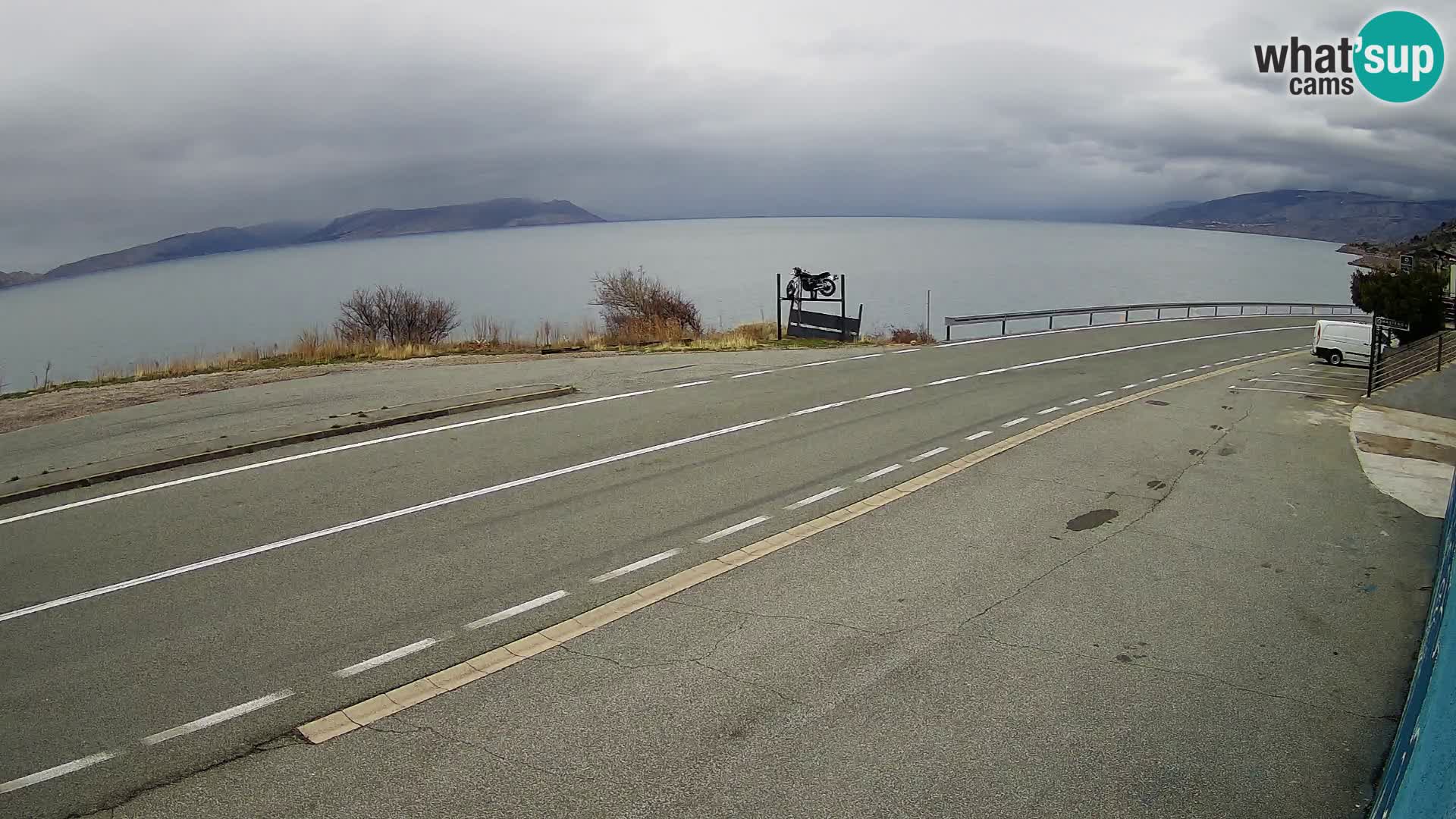 Kamera Jadranska Magistrala D8 pri SENJu – pogled na otok KRK