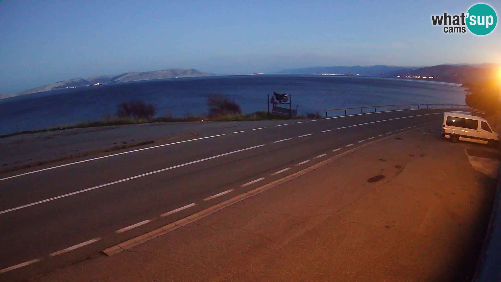 Kamera Jadranska Magistrala D8 pri SENJu – pogled na otok KRK