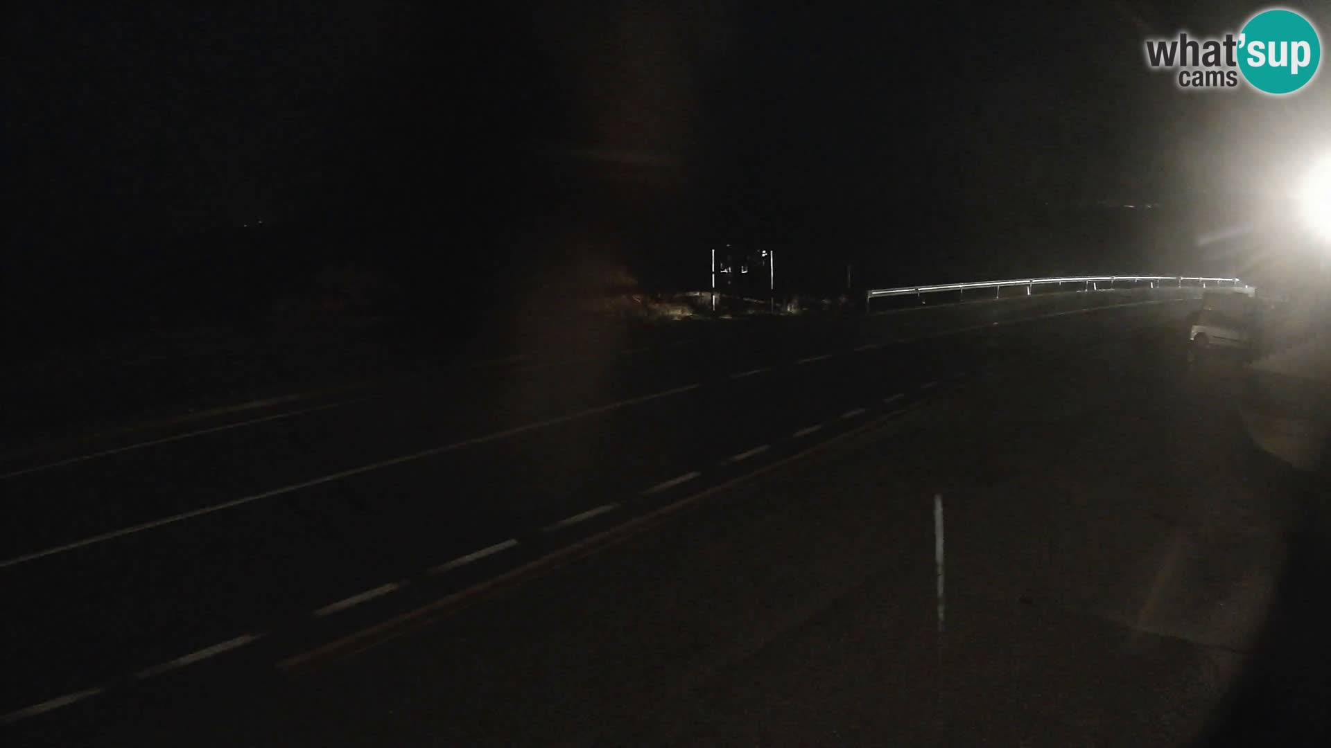 Kamera Jadranska Magistrala D8 pri SENJu – pogled na otok KRK