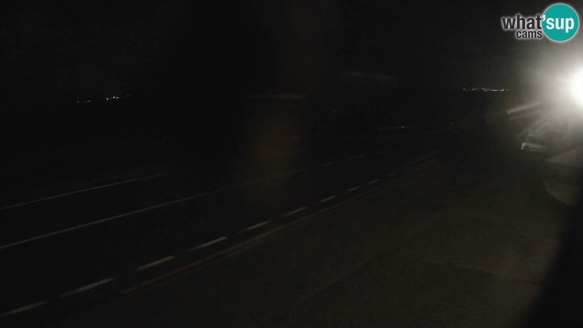 Kamera Jadranska Magistrala D8 pri SENJu – pogled na otok KRK