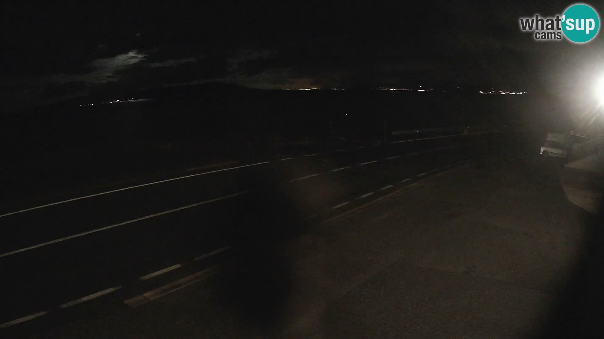 Kamera Jadranska Magistrala D8 pri SENJu – pogled na otok KRK