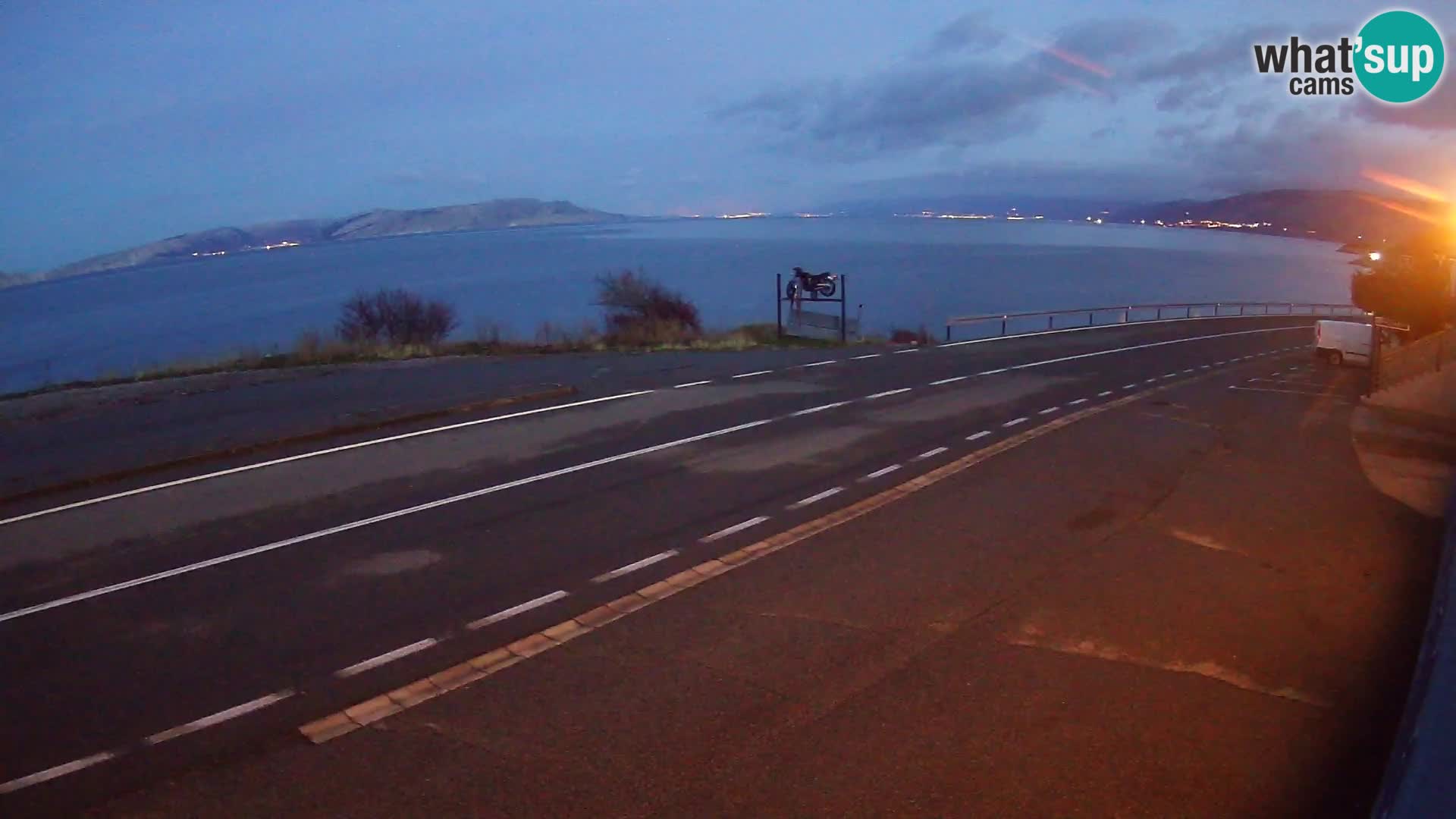 Kamera Jadranska Magistrala D8 pri SENJu – pogled na otok KRK