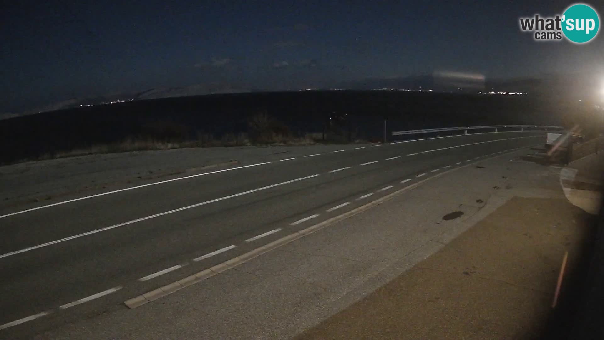 Kamera Jadranska Magistrala D8 pri SENJu – pogled na otok KRK