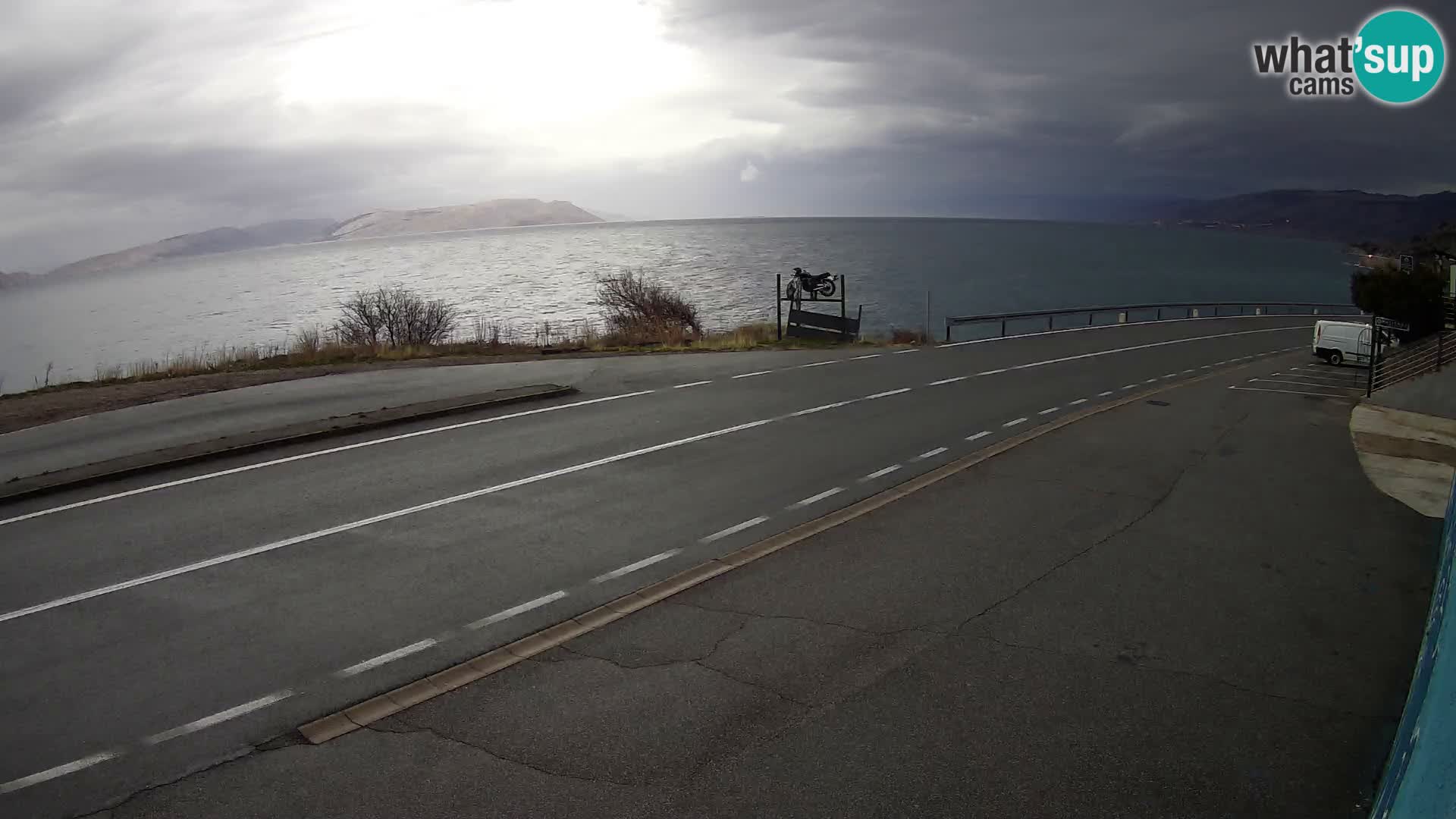 Kamera Jadranska Magistrala D8 pri SENJu – pogled na otok KRK