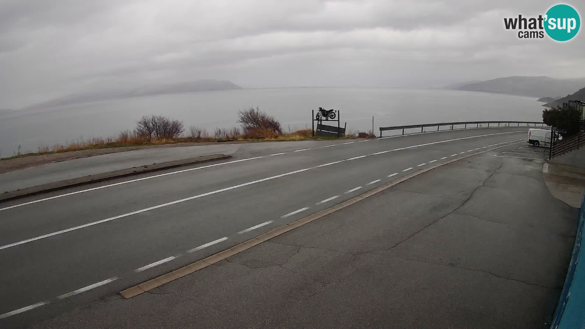 Kamera Jadranska Magistrala D8 pri SENJu – pogled na otok KRK