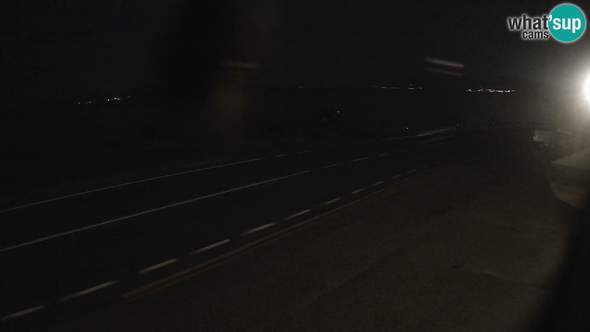 Kamera Jadranska Magistrala D8 pri SENJu – pogled na otok KRK