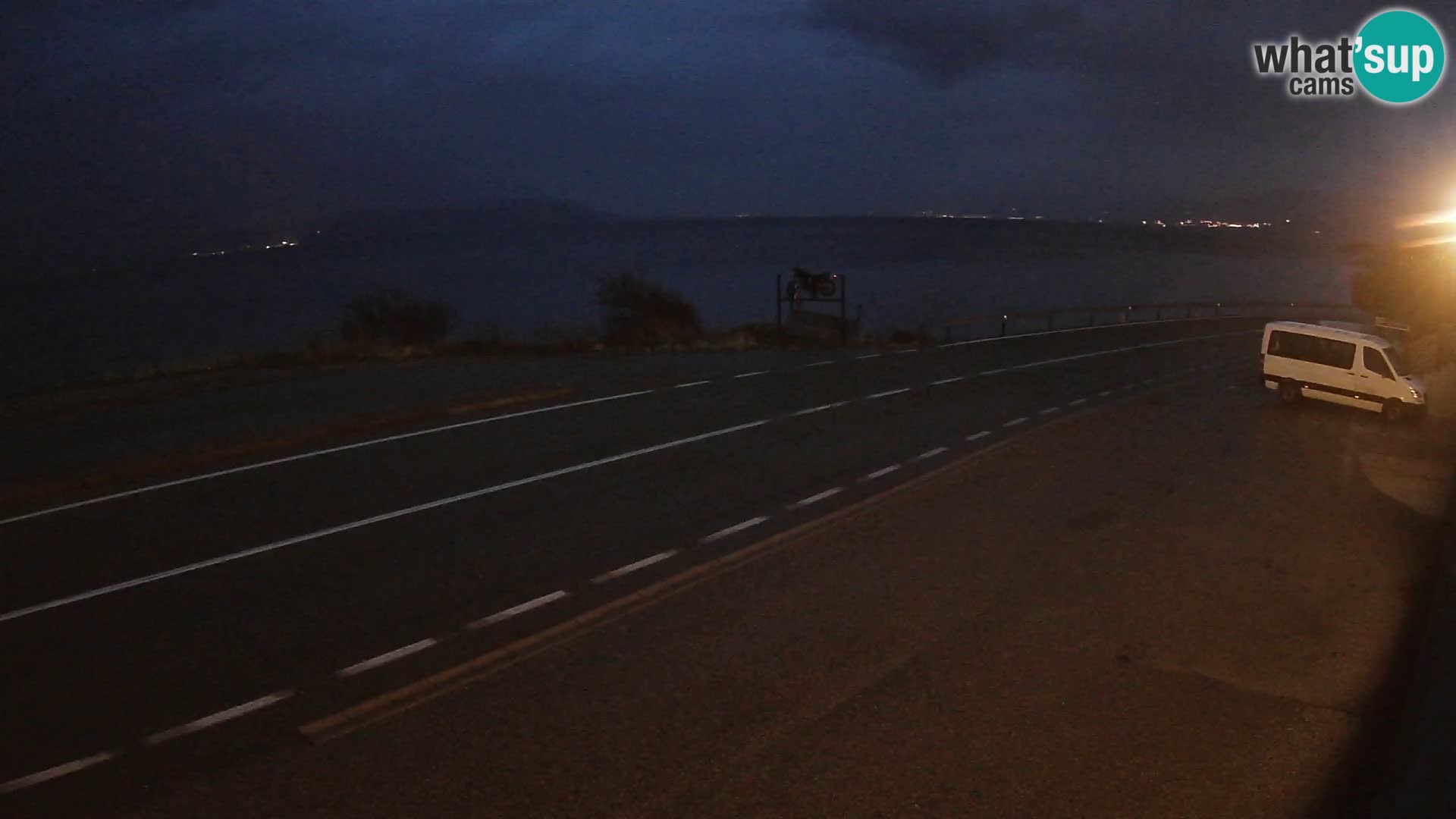 Kamera Jadranska Magistrala D8 pri SENJu – pogled na otok KRK