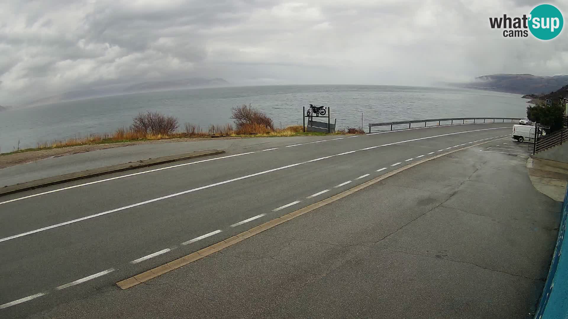 Kamera Jadranska Magistrala D8 pri SENJu – pogled na otok KRK