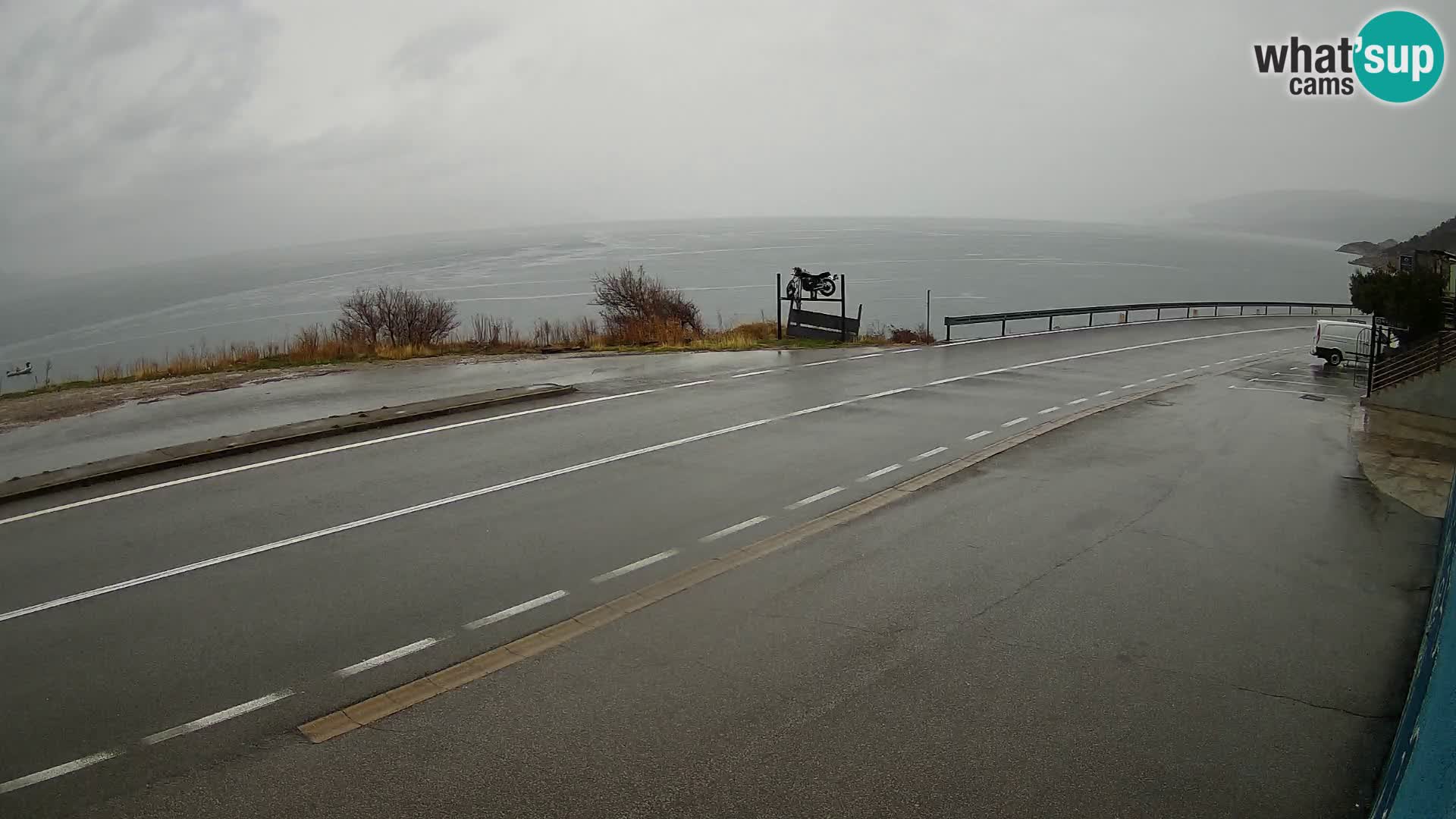 Kamera Jadranska Magistrala D8 pri SENJu – pogled na otok KRK