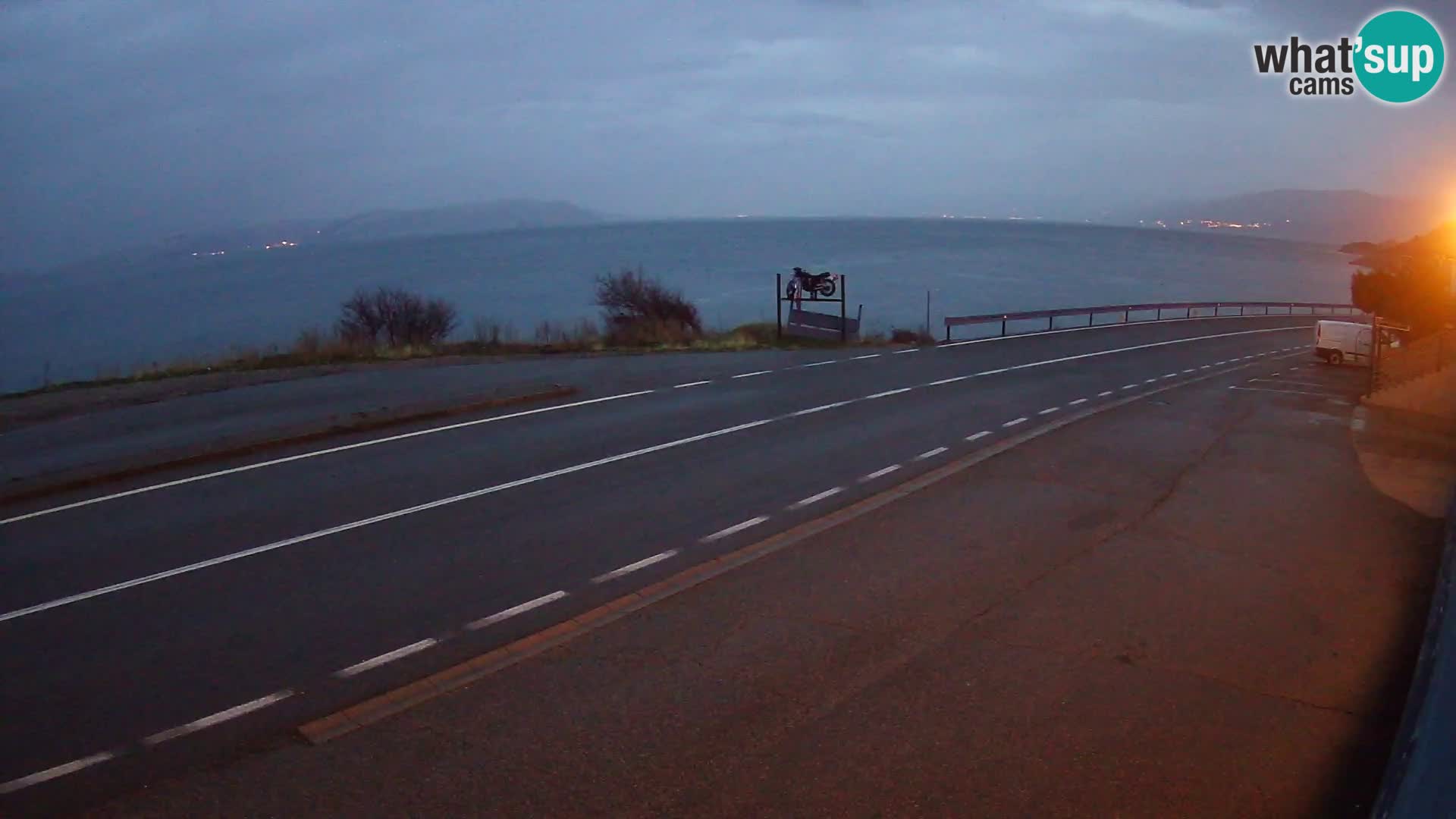 Kamera Jadranska Magistrala D8 pri SENJu – pogled na otok KRK