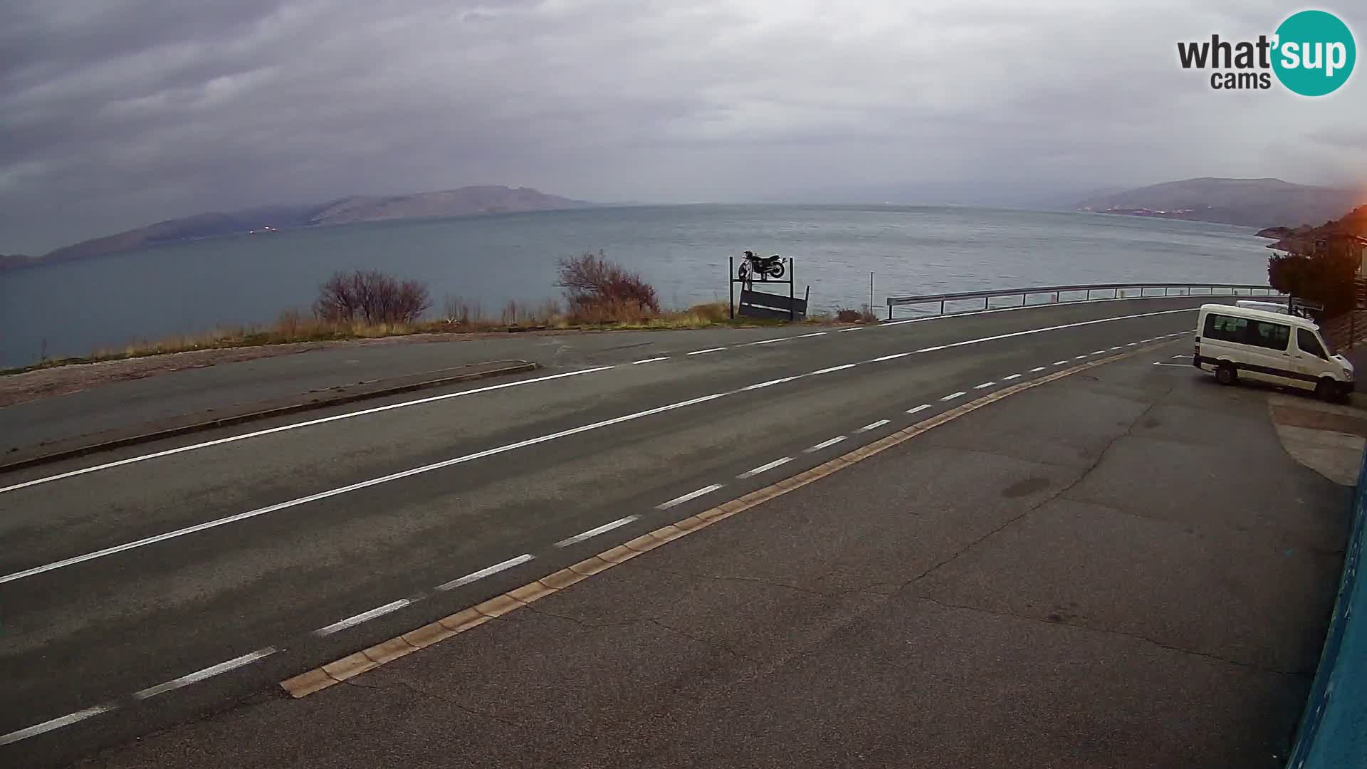 Kamera Jadranska Magistrala D8 pri SENJu – pogled na otok KRK