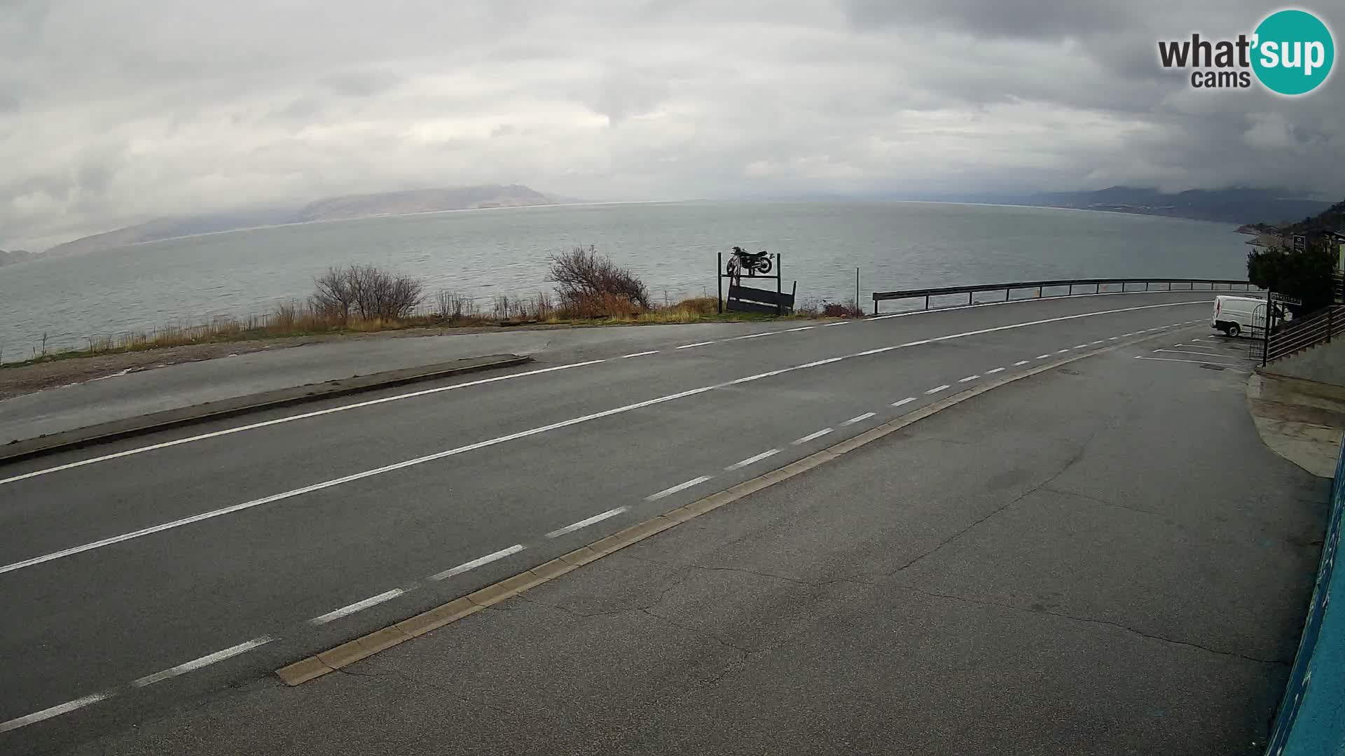 Kamera Jadranska Magistrala D8 pri SENJu – pogled na otok KRK