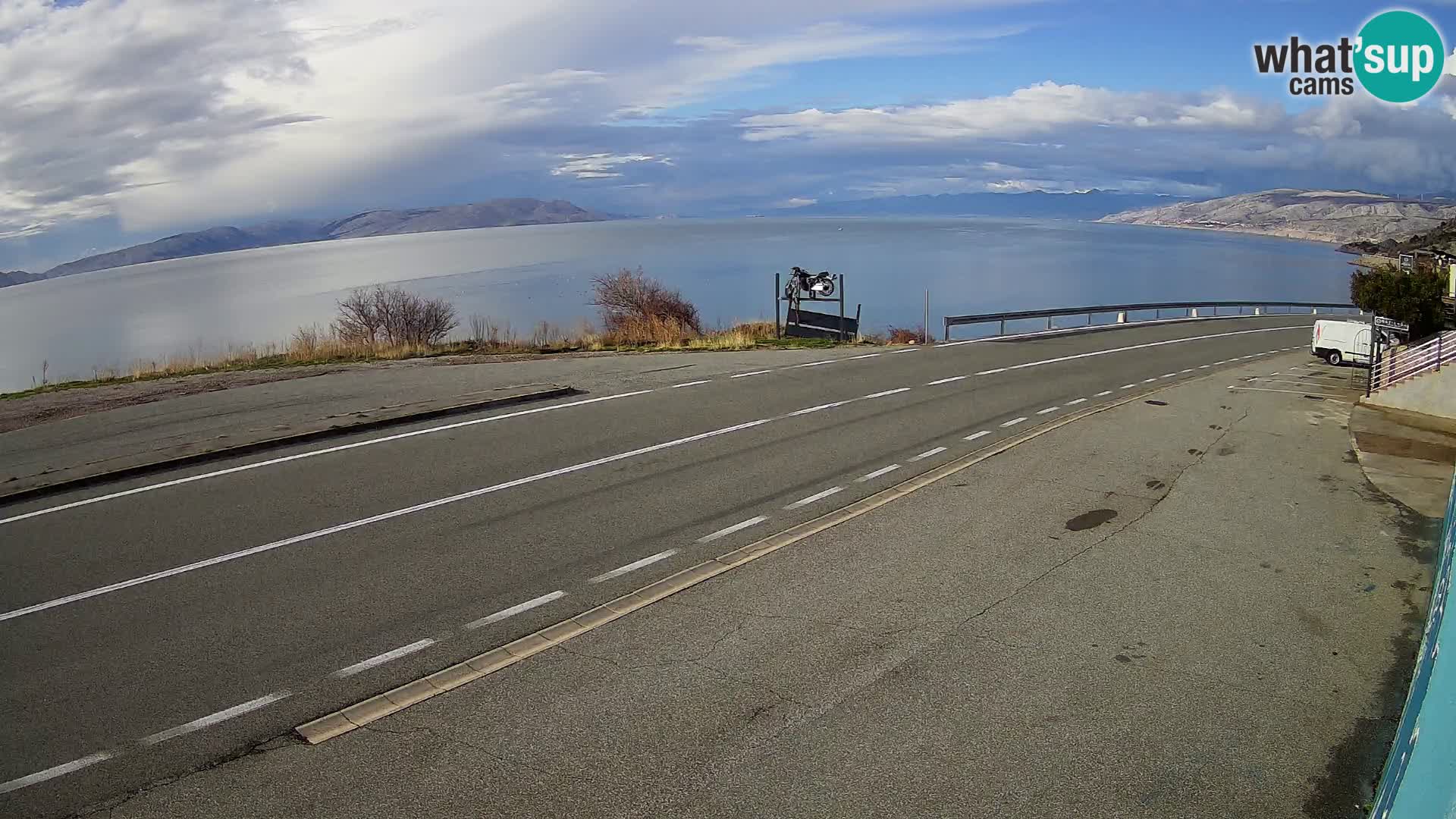 Kamera Jadranska Magistrala D8 pri SENJu – pogled na otok KRK