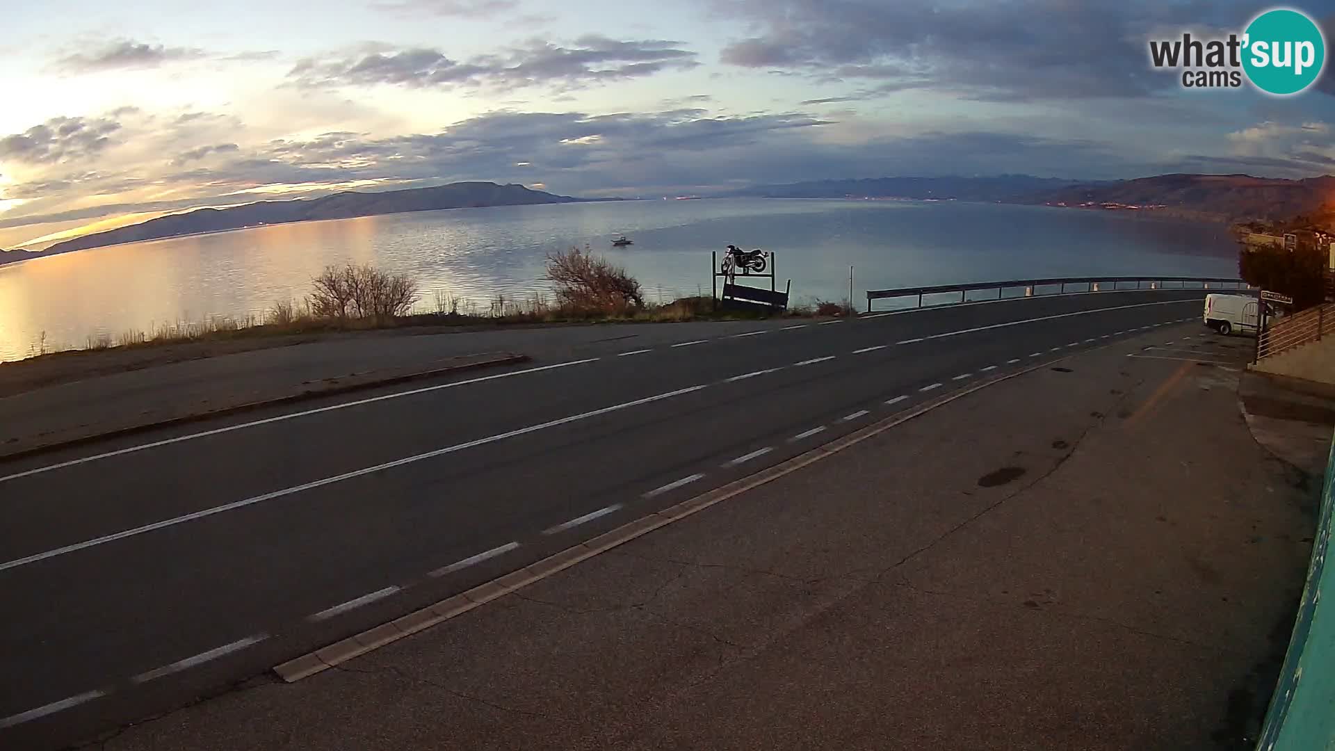 Kamera Jadranska Magistrala D8 pri SENJu – pogled na otok KRK