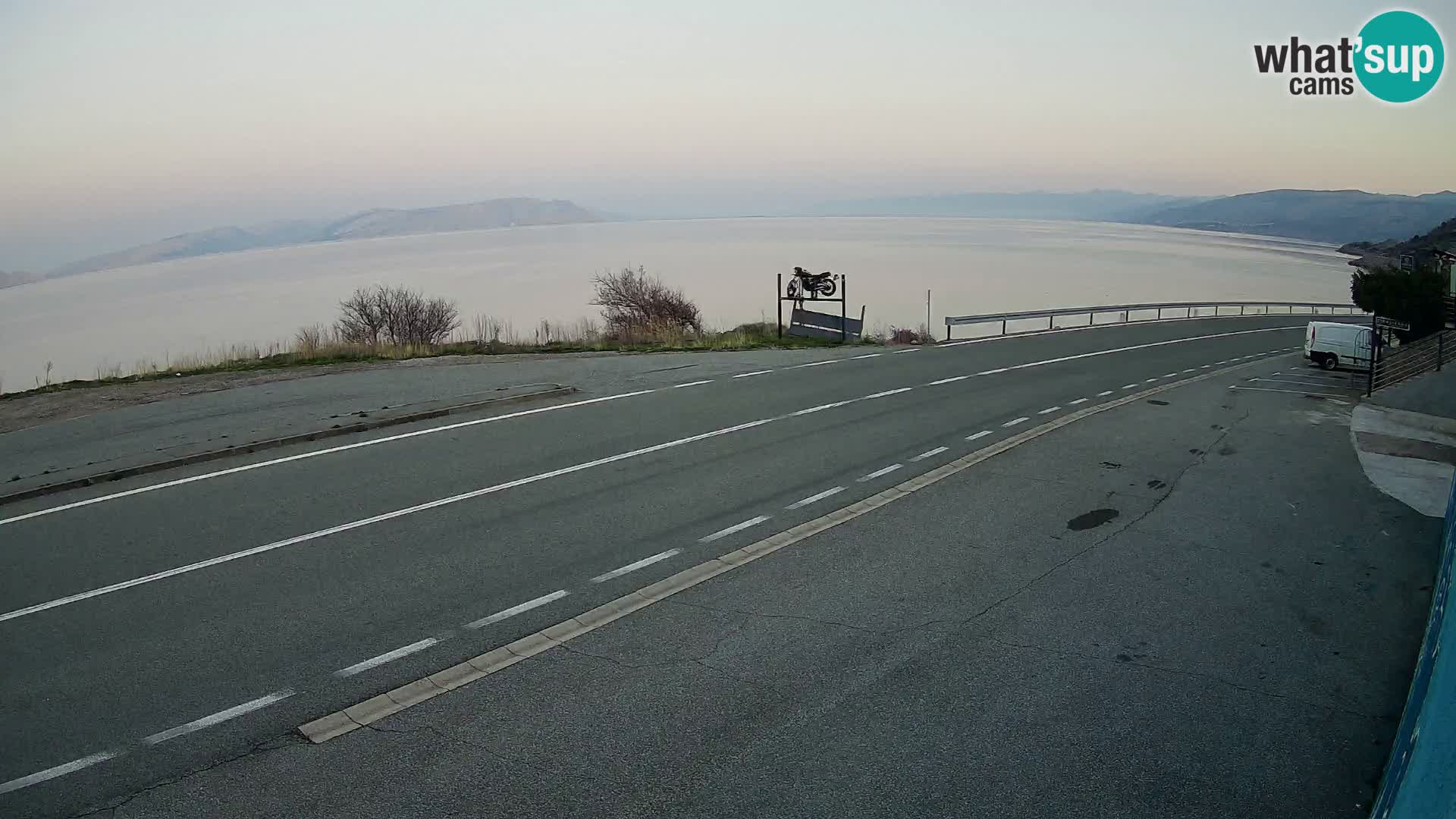 Kamera Jadranska Magistrala D8 pri SENJu – pogled na otok KRK