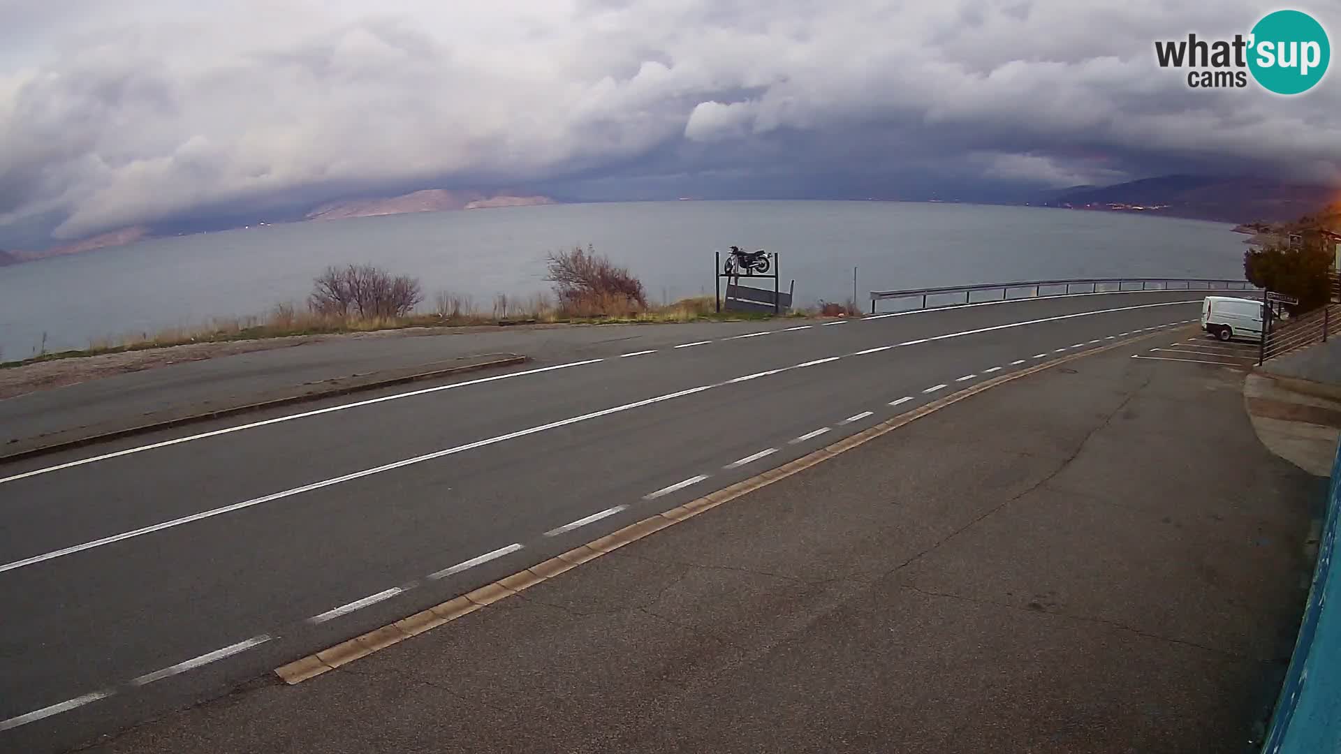 Kamera Jadranska Magistrala D8 pri SENJu – pogled na otok KRK