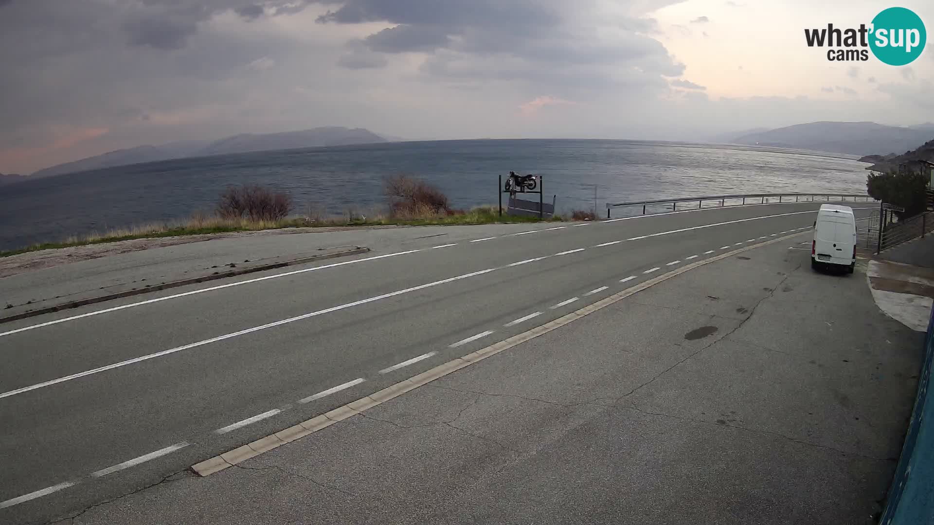 Kamera Jadranska Magistrala D8 pri SENJu – pogled na otok KRK