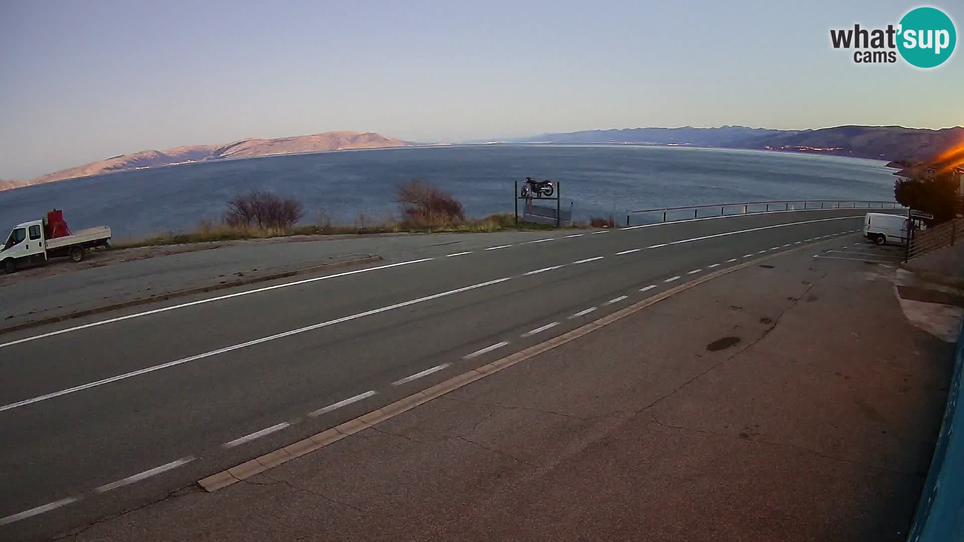 Kamera Jadranska Magistrala D8 pri SENJu – pogled na otok KRK