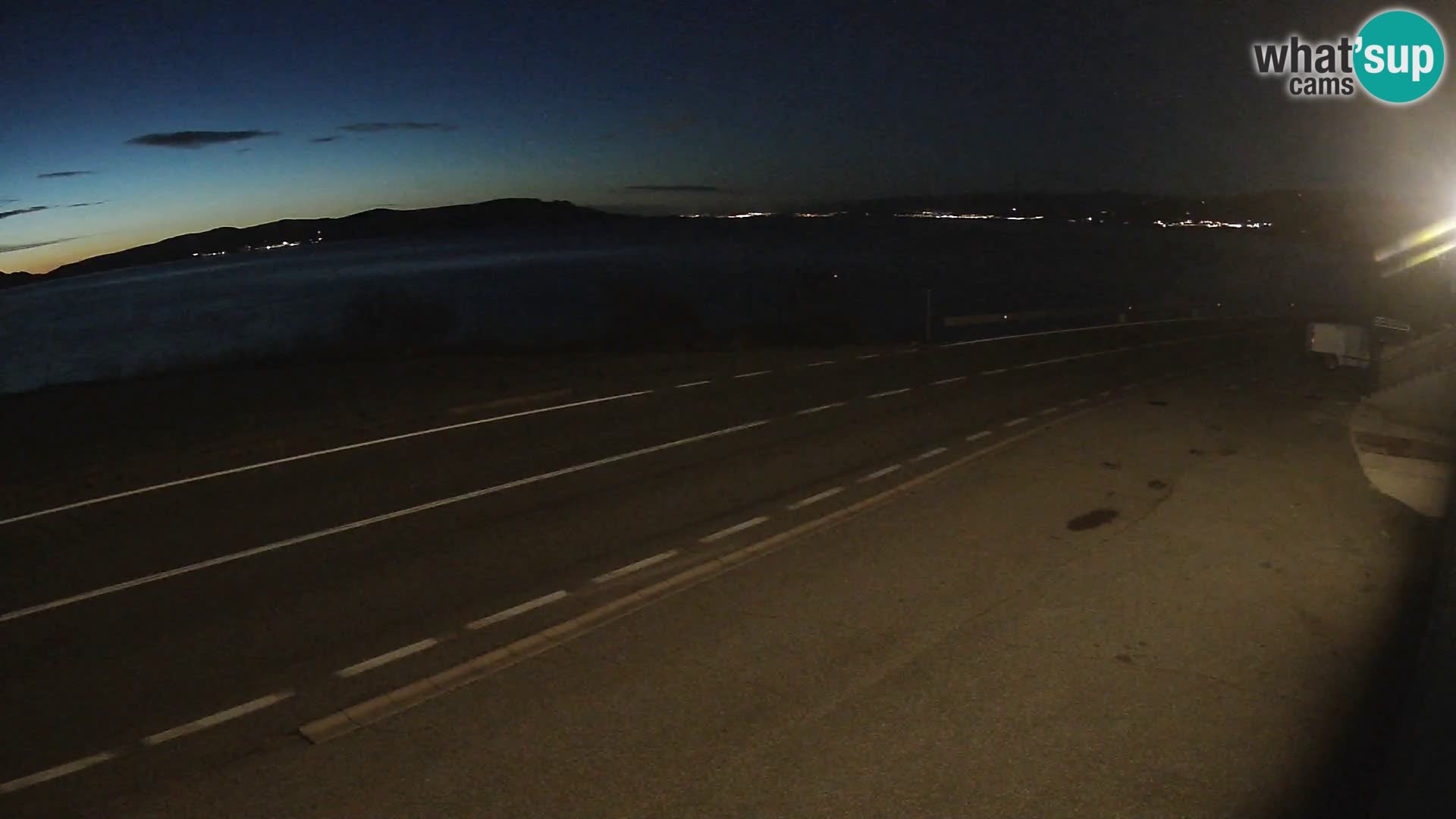 Kamera Jadranska Magistrala D8 pri SENJu – pogled na otok KRK