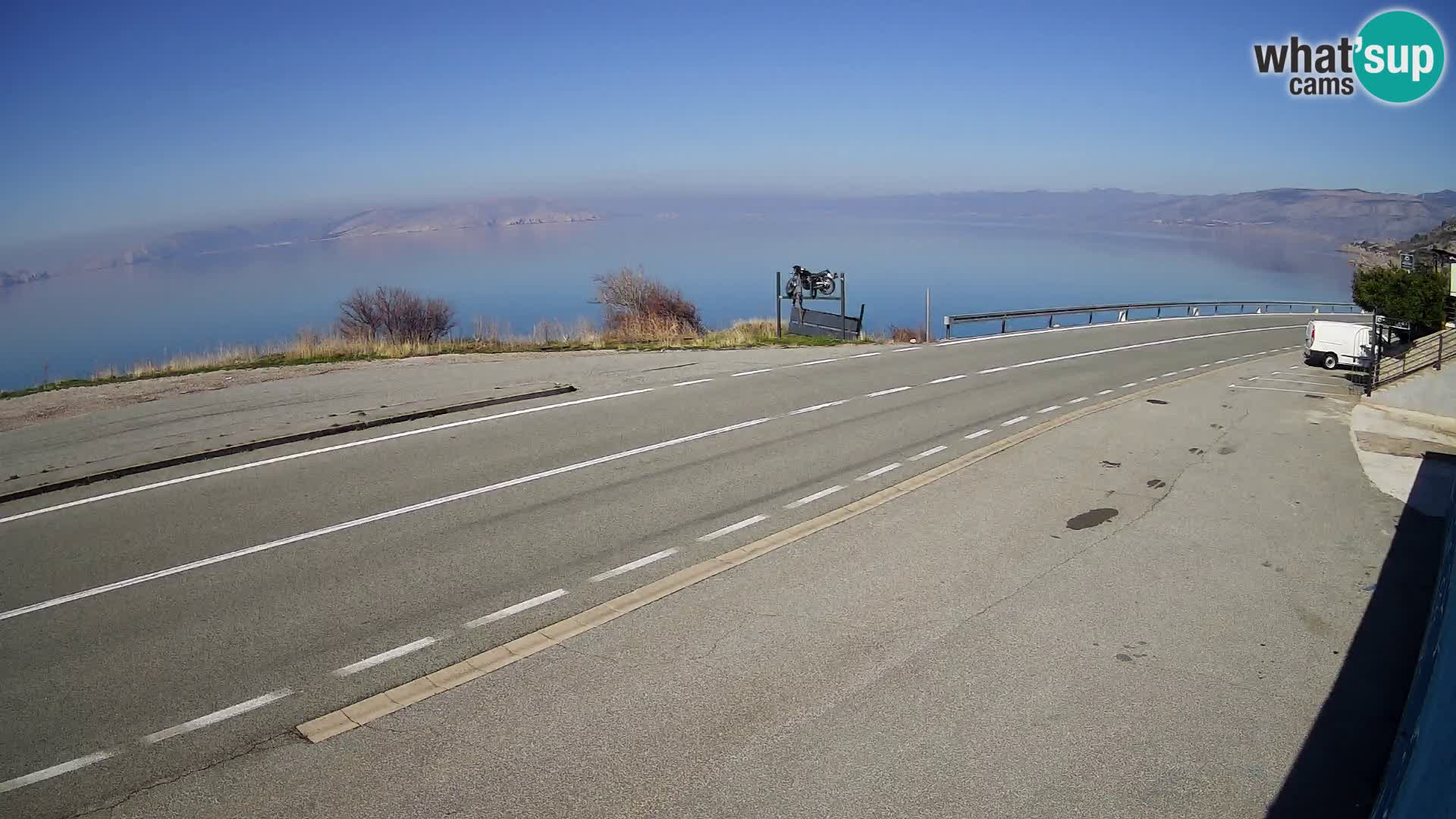 Kamera Jadranska Magistrala D8 pri SENJu – pogled na otok KRK