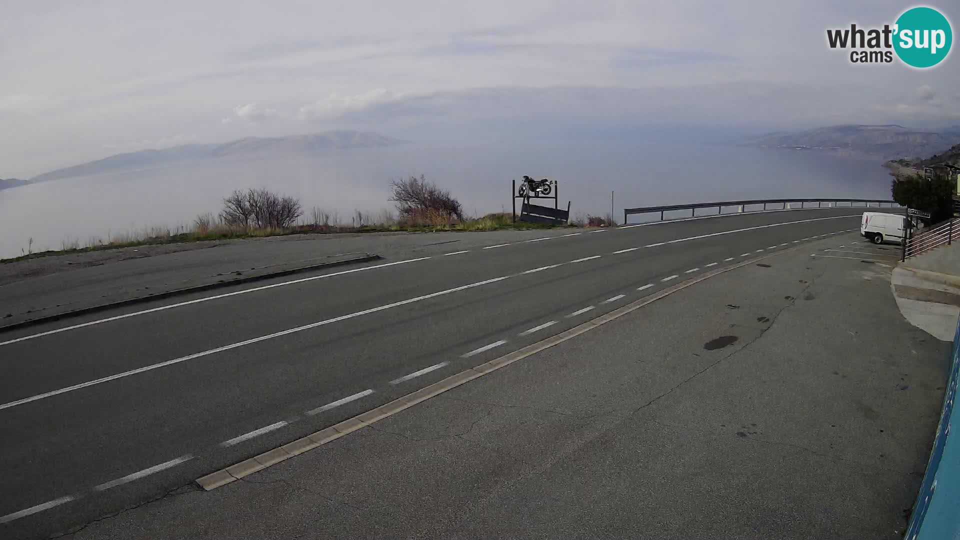 Kamera Jadranska Magistrala D8 pri SENJu – pogled na otok KRK