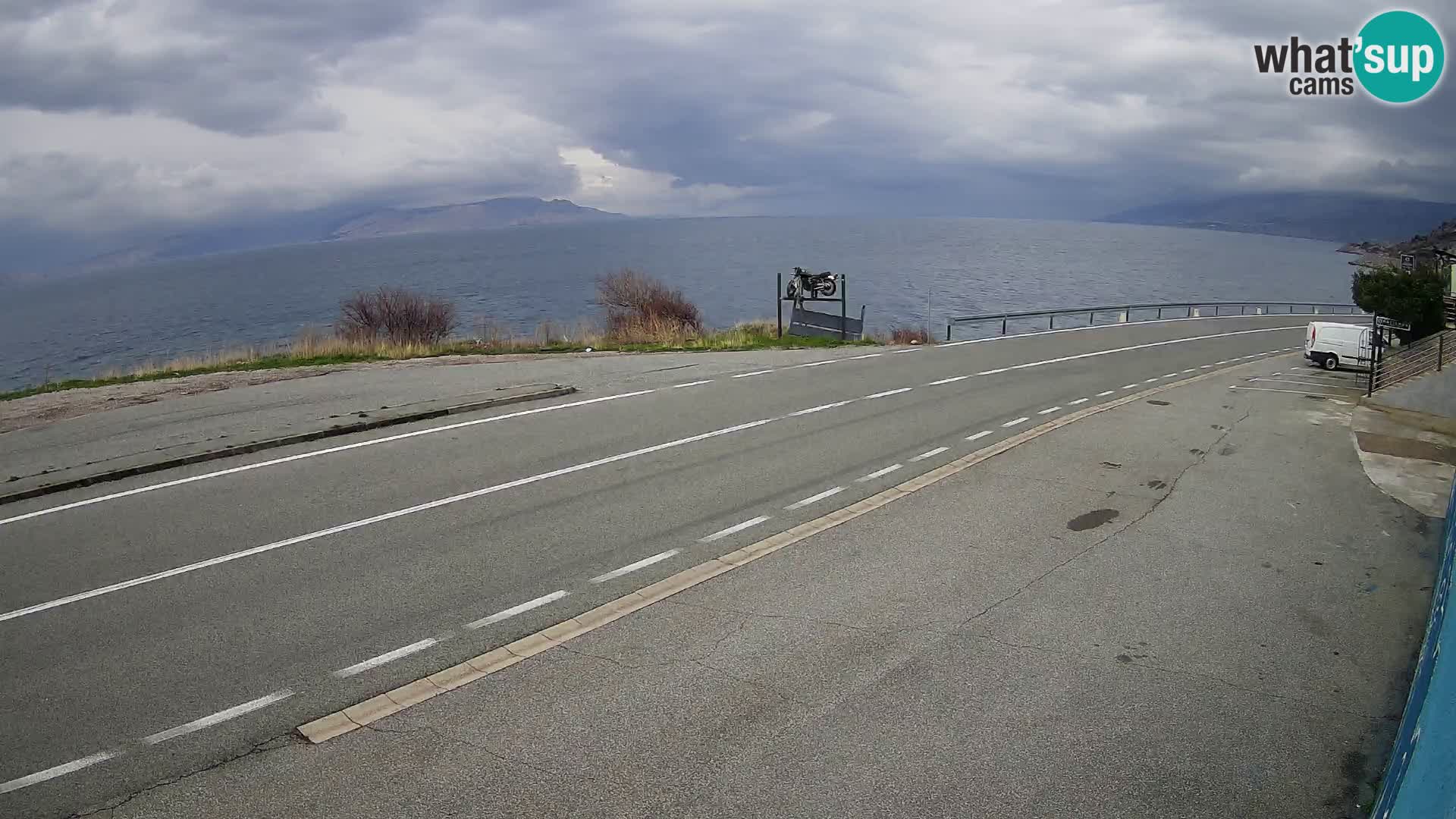 Kamera Jadranska Magistrala D8 pri SENJu – pogled na otok KRK