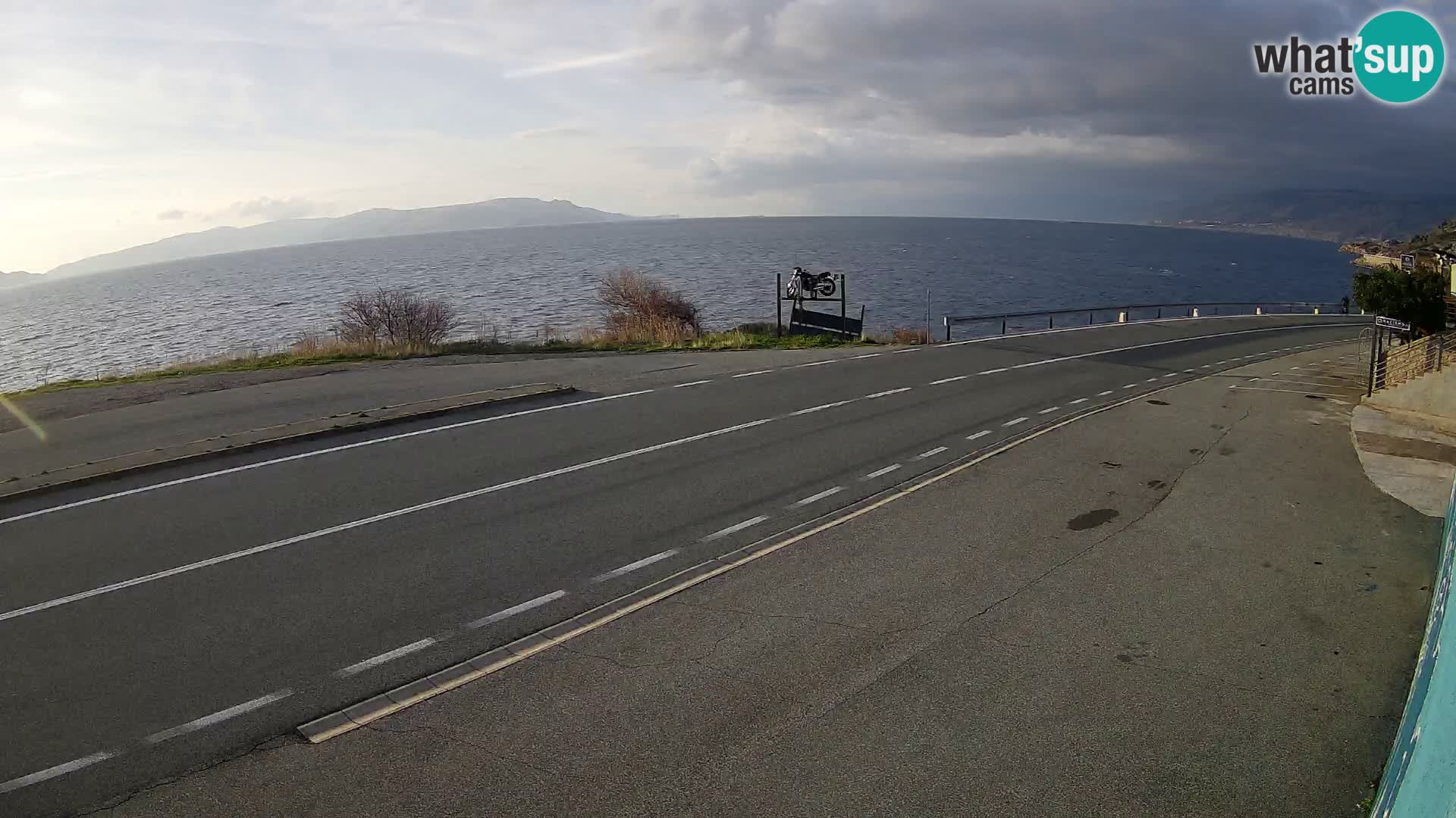 Kamera Jadranska Magistrala D8 pri SENJu – pogled na otok KRK