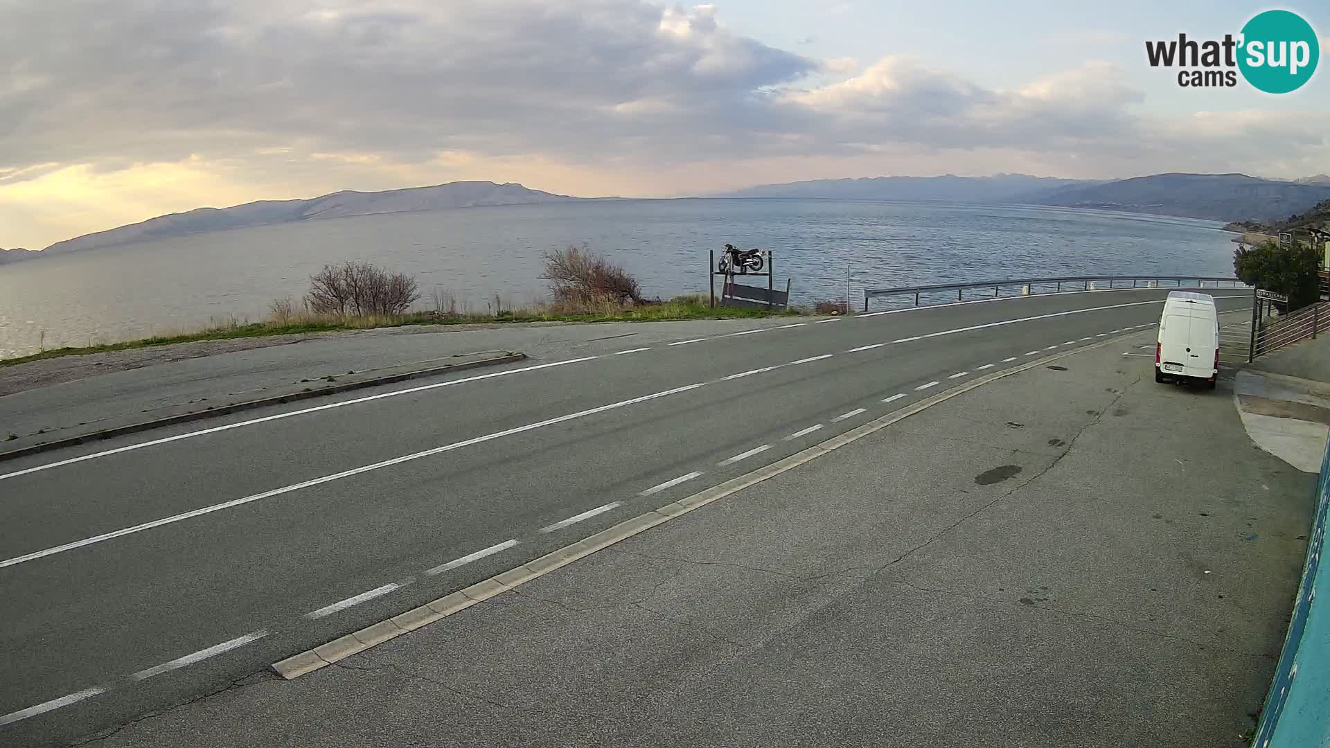 Kamera Jadranska Magistrala D8 pri SENJu – pogled na otok KRK