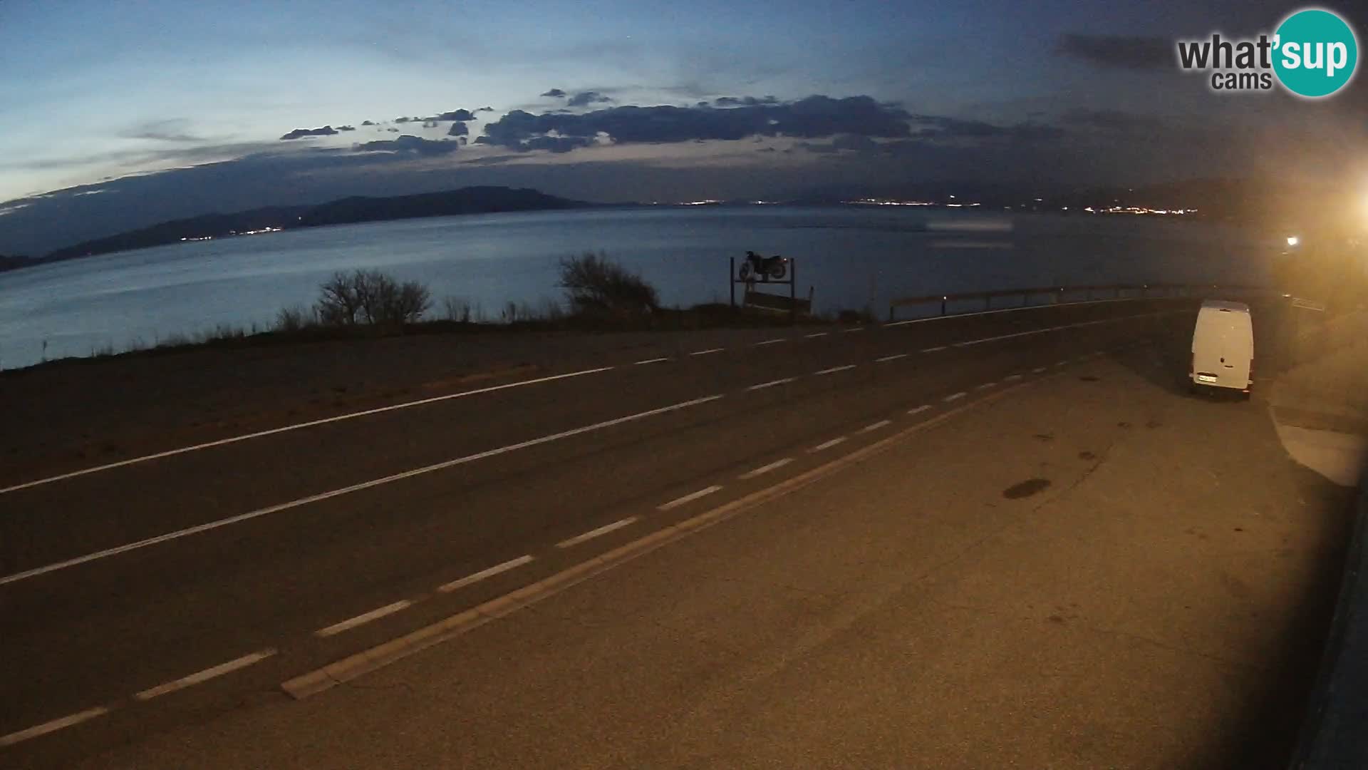 Kamera Jadranska Magistrala D8 pri SENJu – pogled na otok KRK