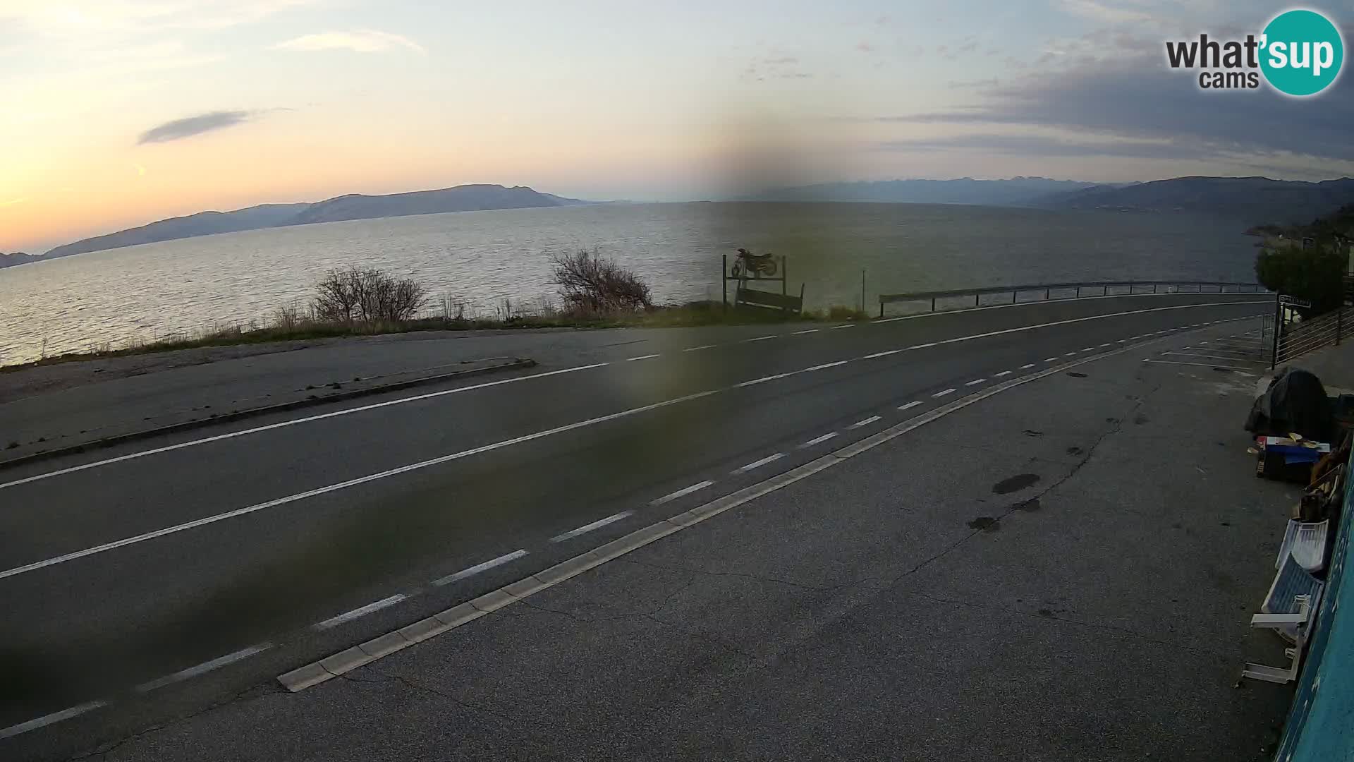 Kamera Jadranska Magistrala D8 pri SENJu – pogled na otok KRK