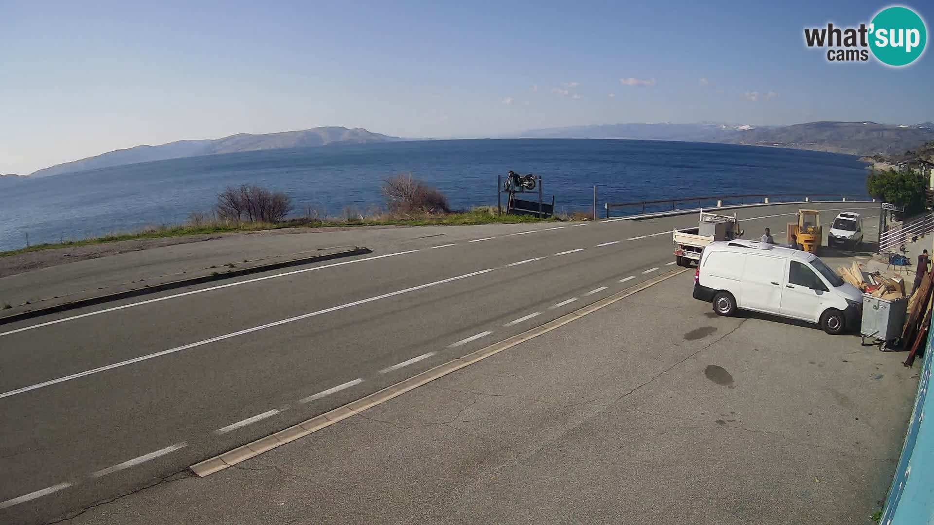 Kamera Jadranska Magistrala D8 pri SENJu – pogled na otok KRK