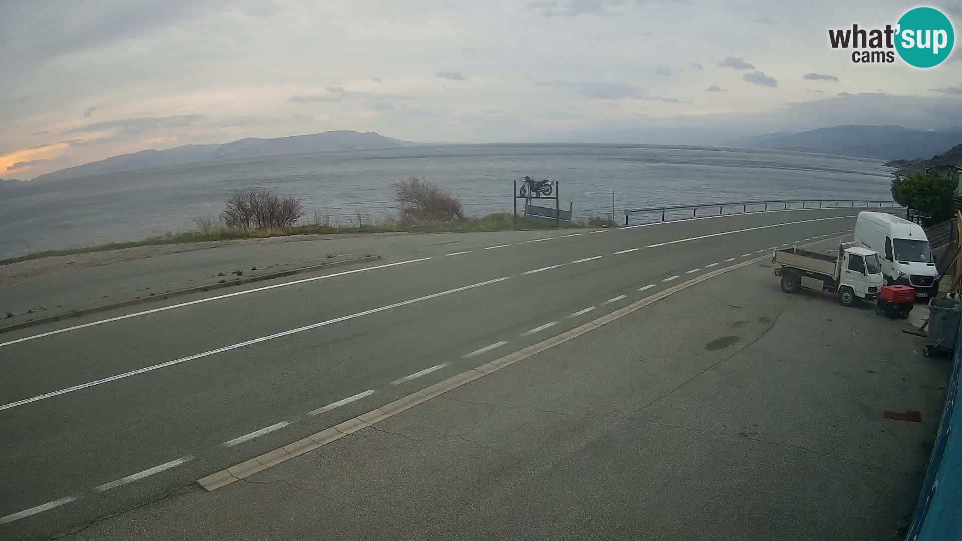 Kamera Jadranska Magistrala D8 pri SENJu – pogled na otok KRK