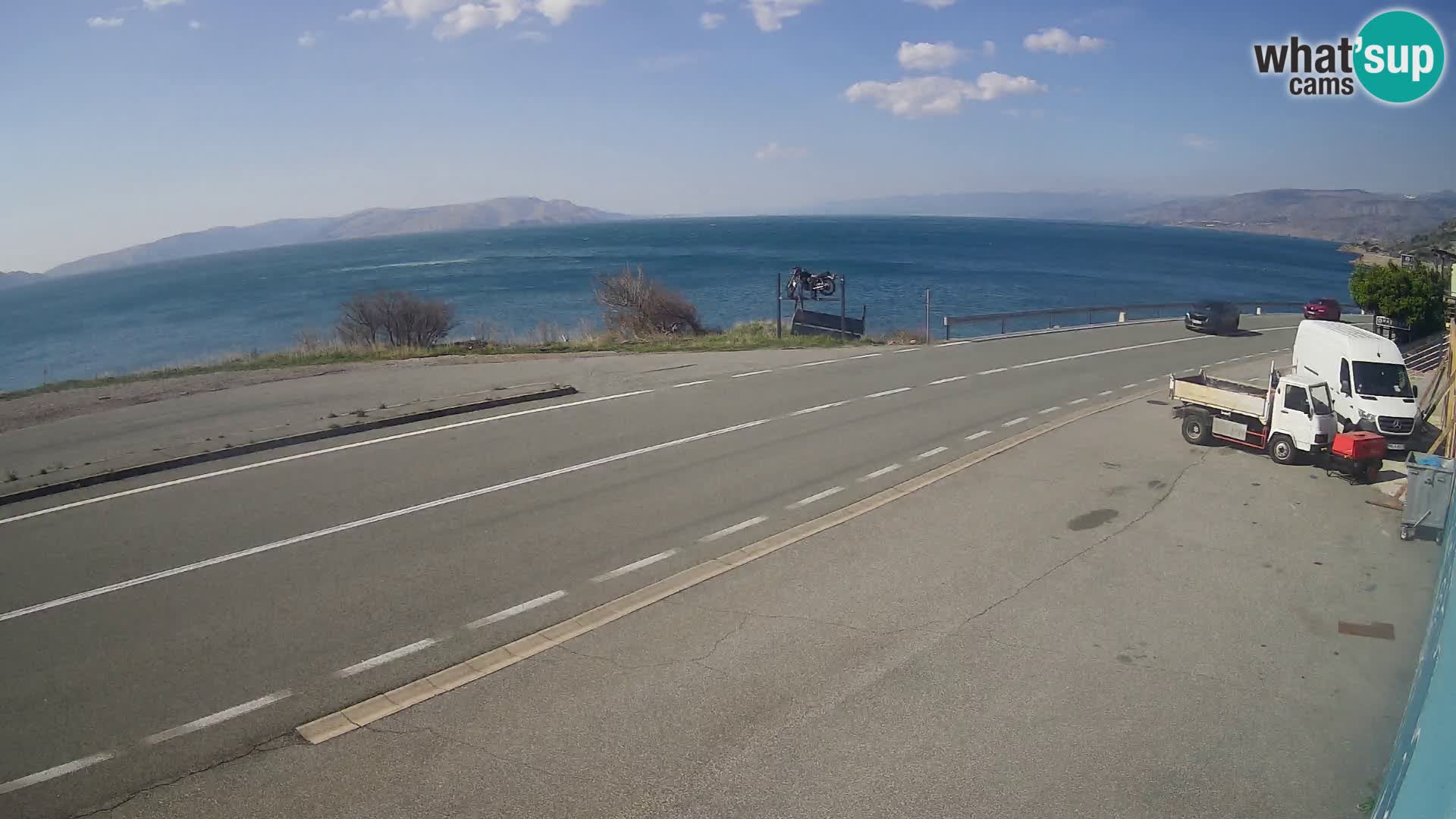 Kamera Jadranska Magistrala D8 pri SENJu – pogled na otok KRK