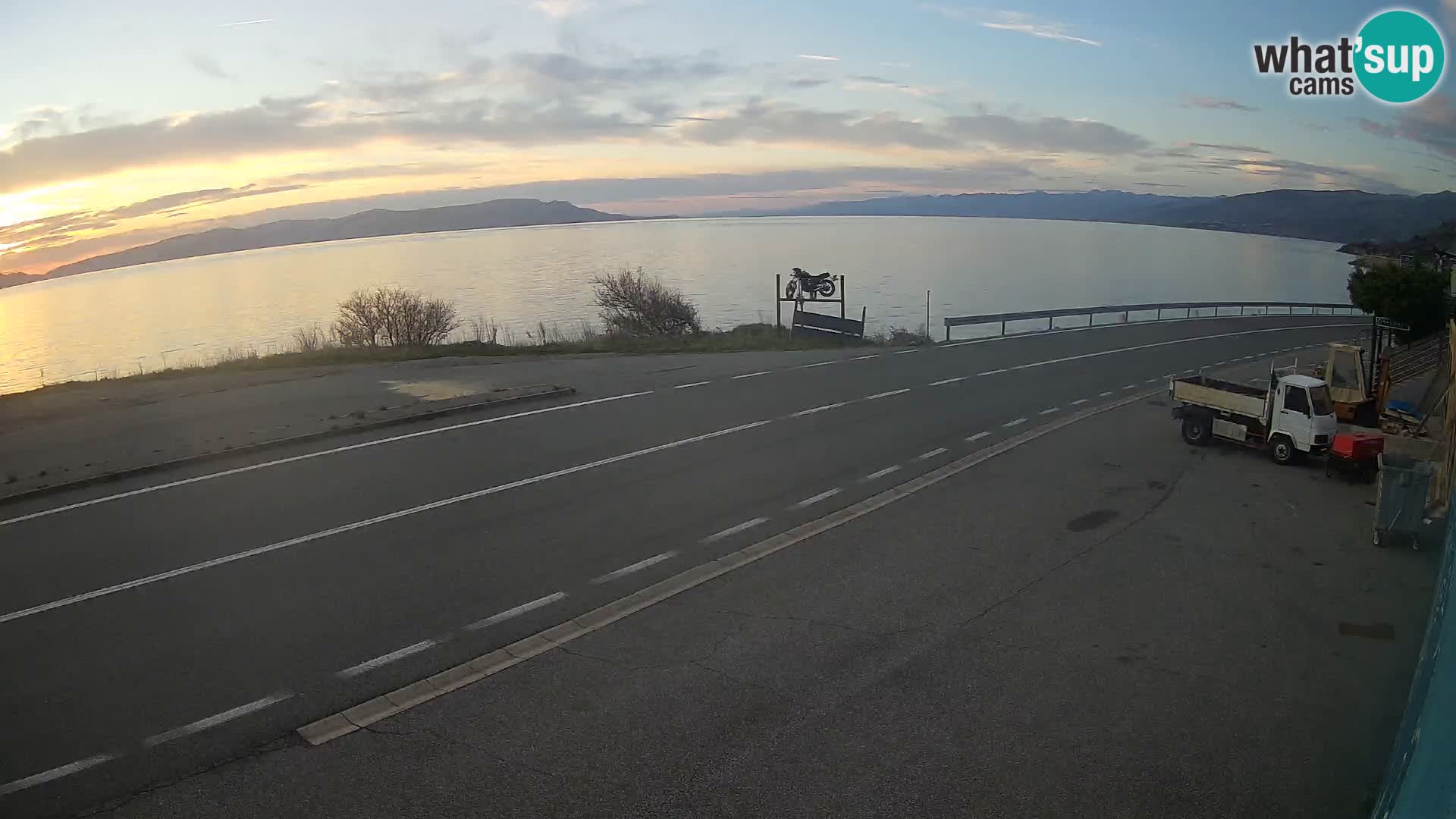 Kamera Jadranska Magistrala D8 pri SENJu – pogled na otok KRK