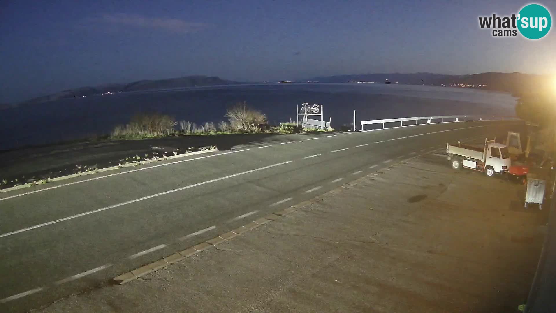 Kamera Jadranska Magistrala D8 pri SENJu – pogled na otok KRK