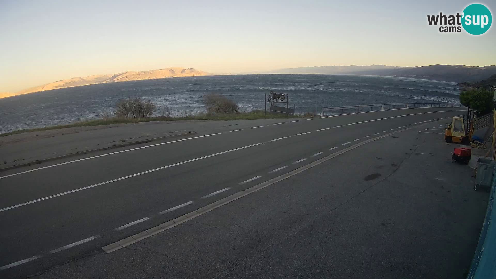 Kamera Jadranska Magistrala D8 pri SENJu – pogled na otok KRK