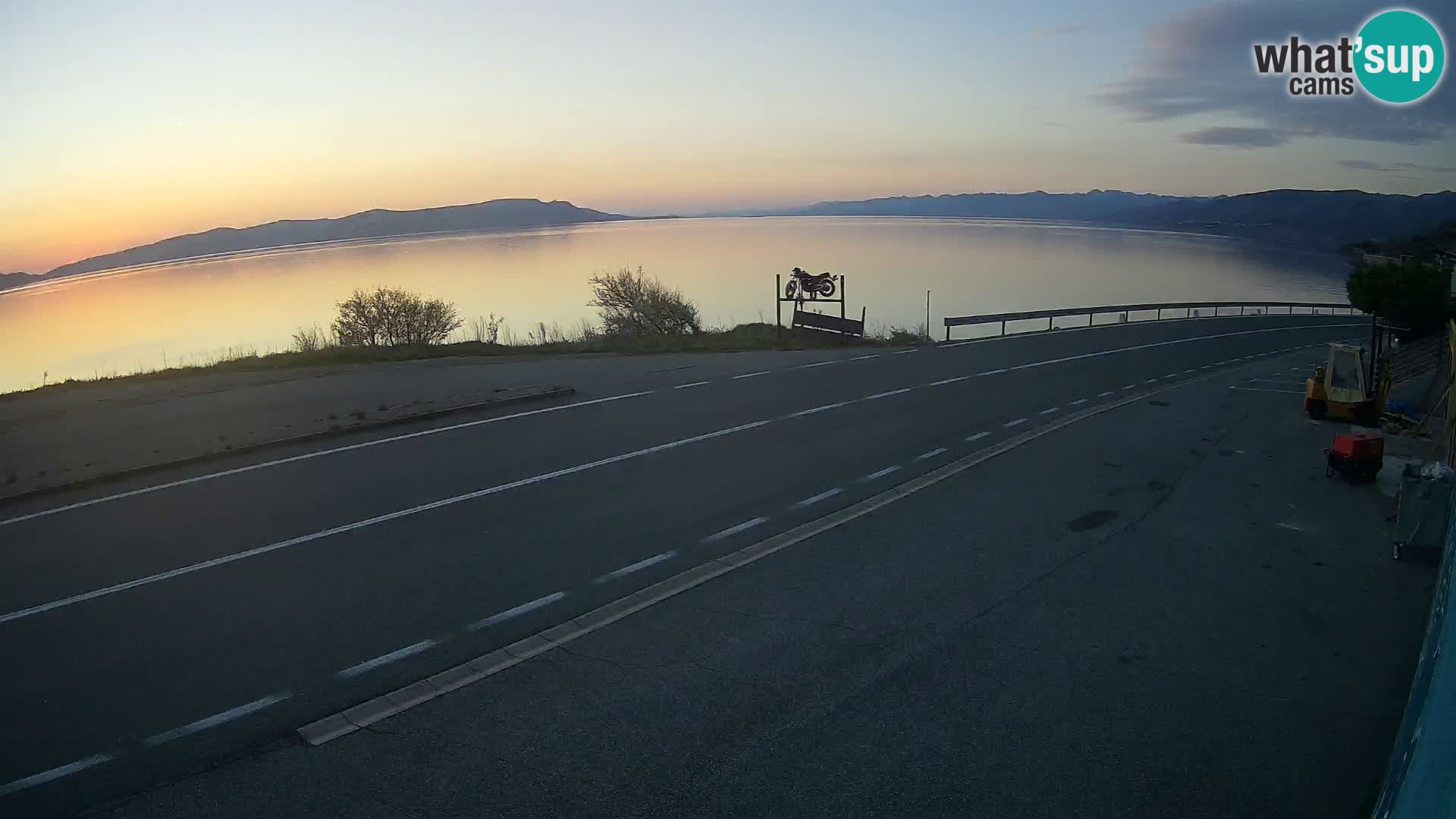 Kamera Jadranska Magistrala D8 pri SENJu – pogled na otok KRK