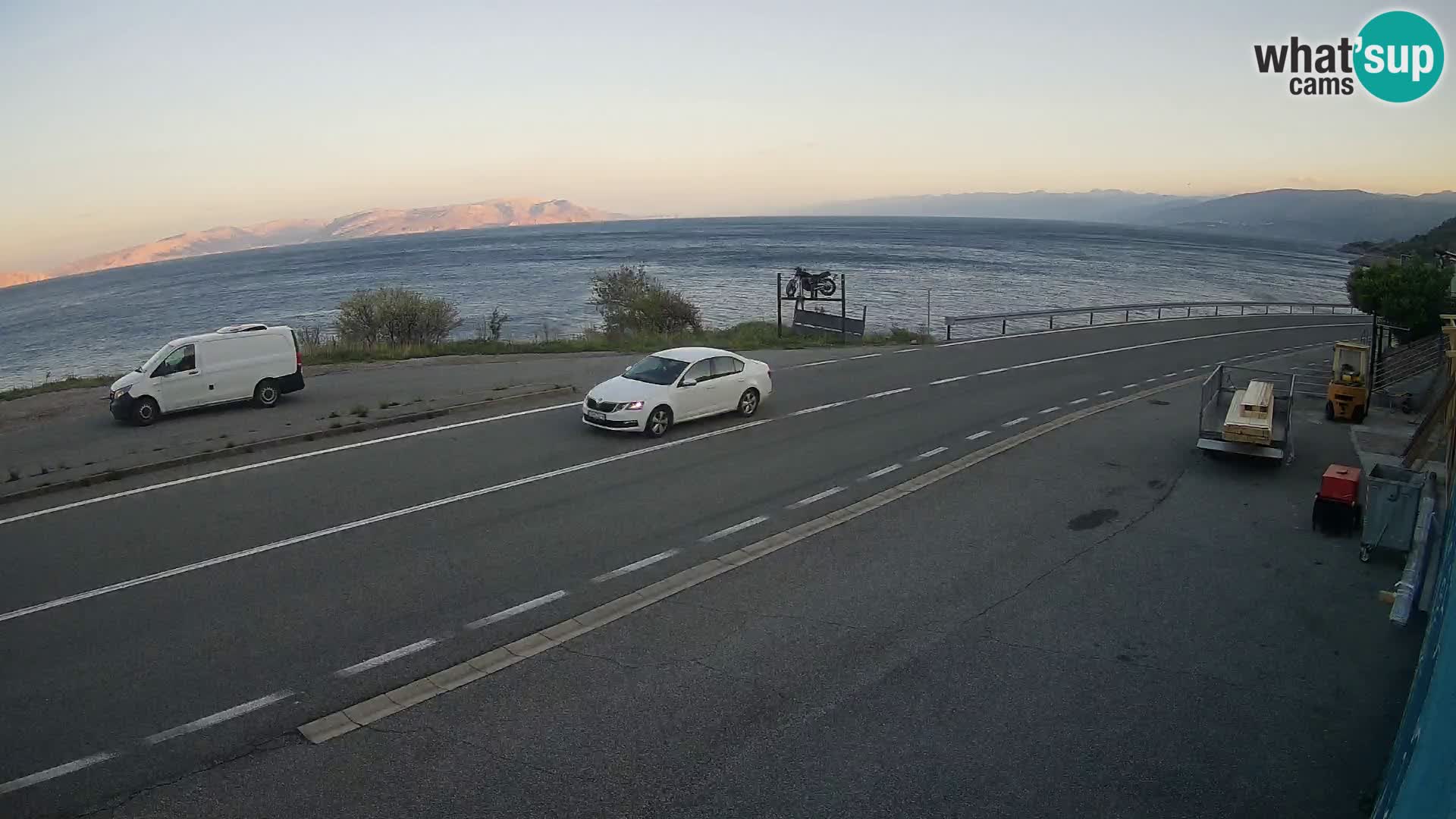 Kamera Jadranska Magistrala D8 pri SENJu – pogled na otok KRK