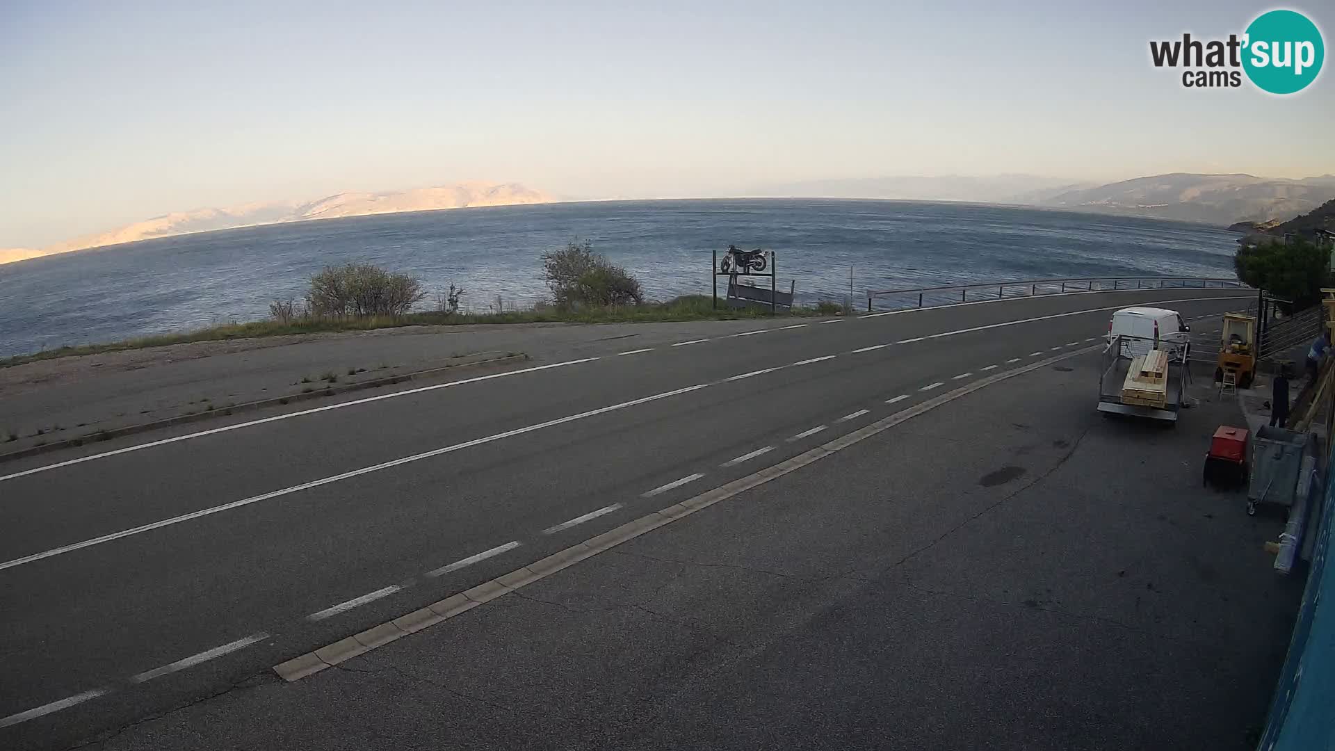 Kamera Jadranska Magistrala D8 pri SENJu – pogled na otok KRK