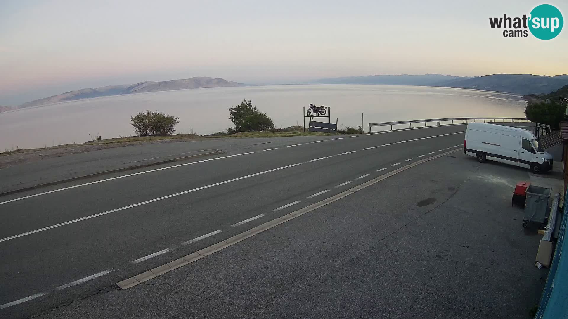 Kamera Jadranska Magistrala D8 pri SENJu – pogled na otok KRK