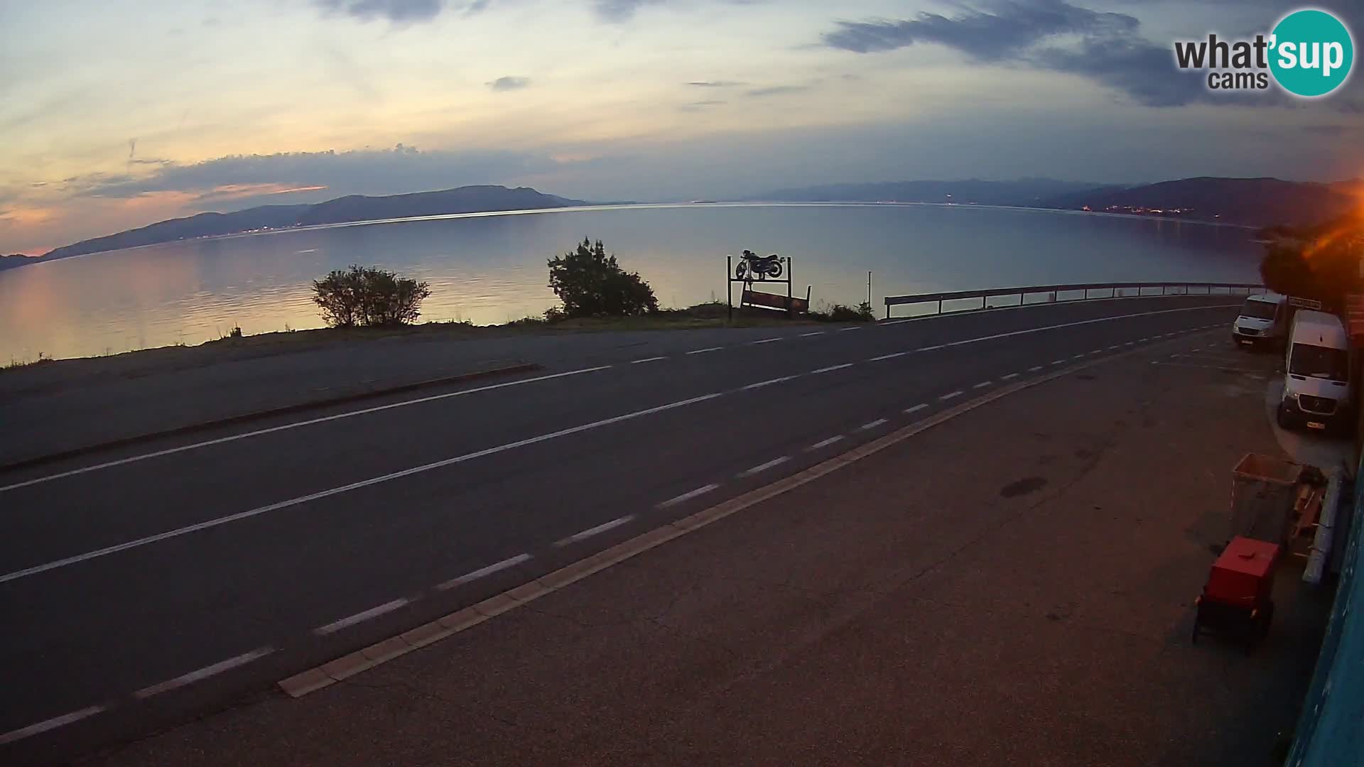 Kamera Jadranska Magistrala D8 pri SENJu – pogled na otok KRK