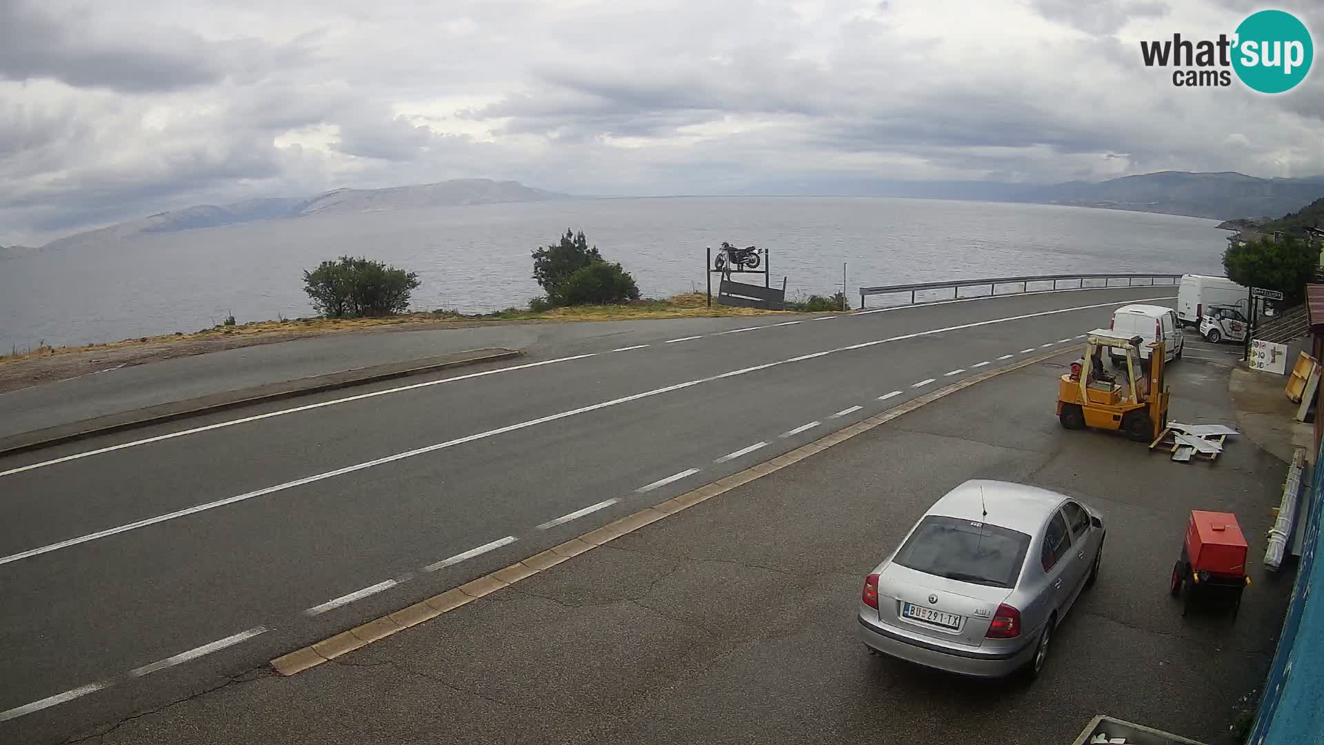 Kamera Jadranska Magistrala D8 pri SENJu – pogled na otok KRK