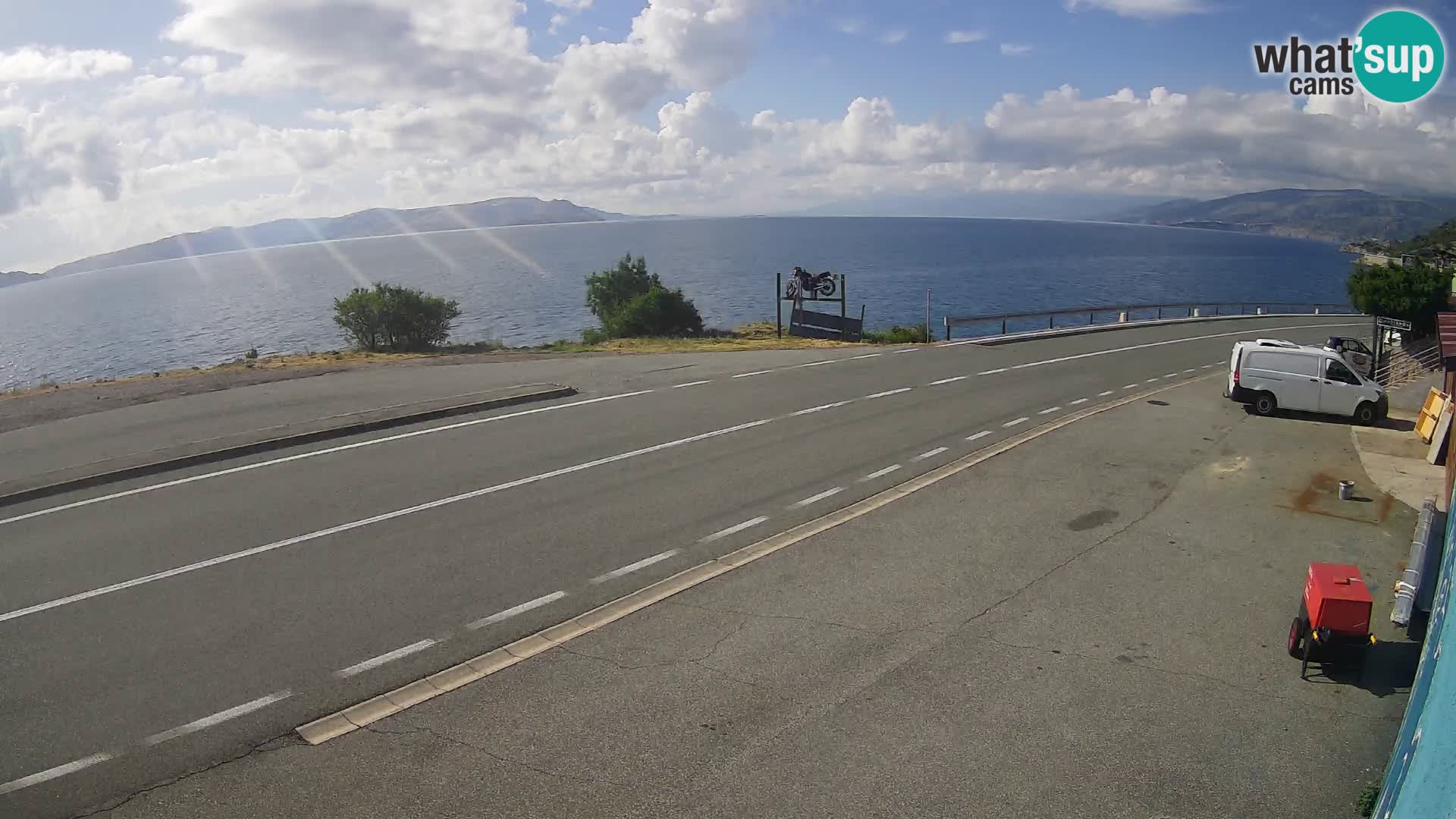 Kamera Jadranska Magistrala D8 pri SENJu – pogled na otok KRK