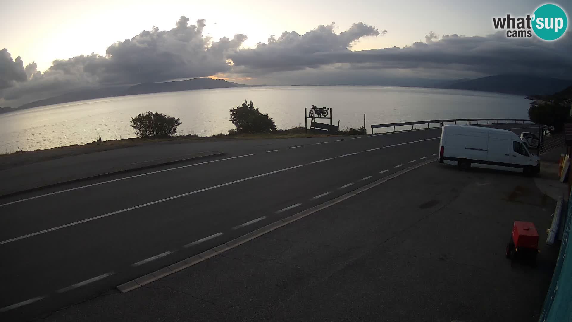 Kamera Jadranska Magistrala D8 pri SENJu – pogled na otok KRK