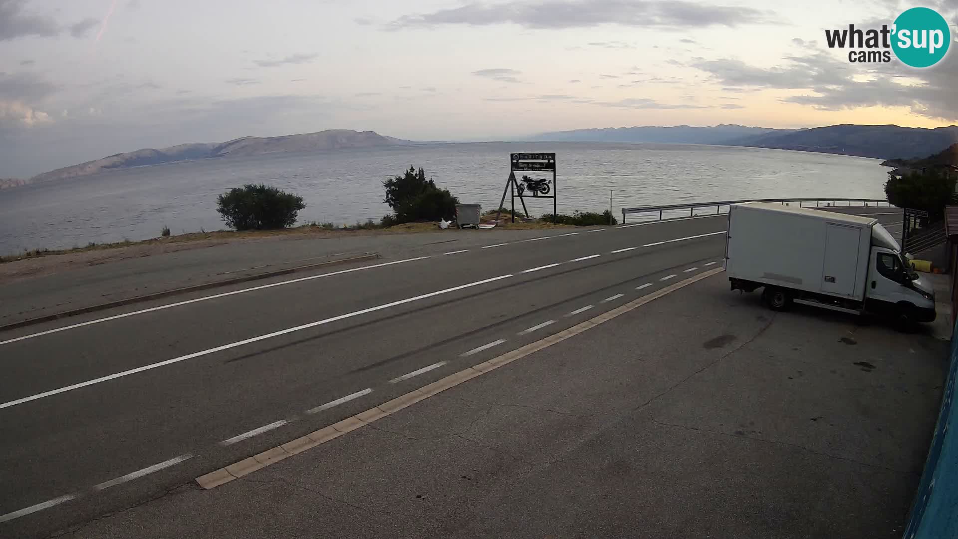 Kamera Jadranska Magistrala D8 pri SENJu – pogled na otok KRK